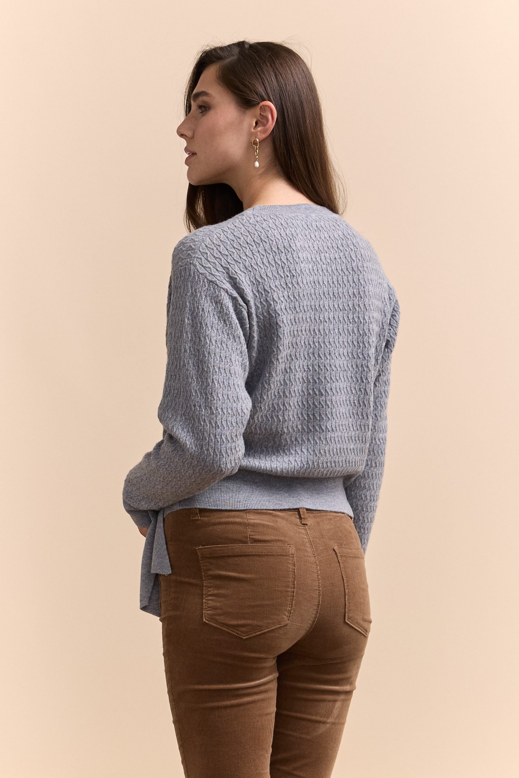 Pull noué au devant