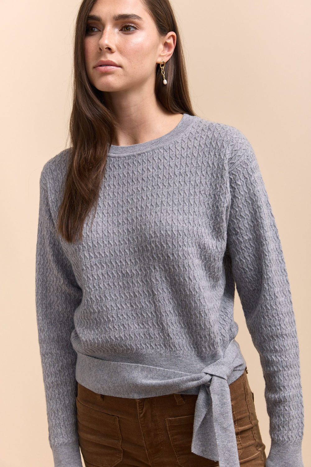 Pull noué au devant