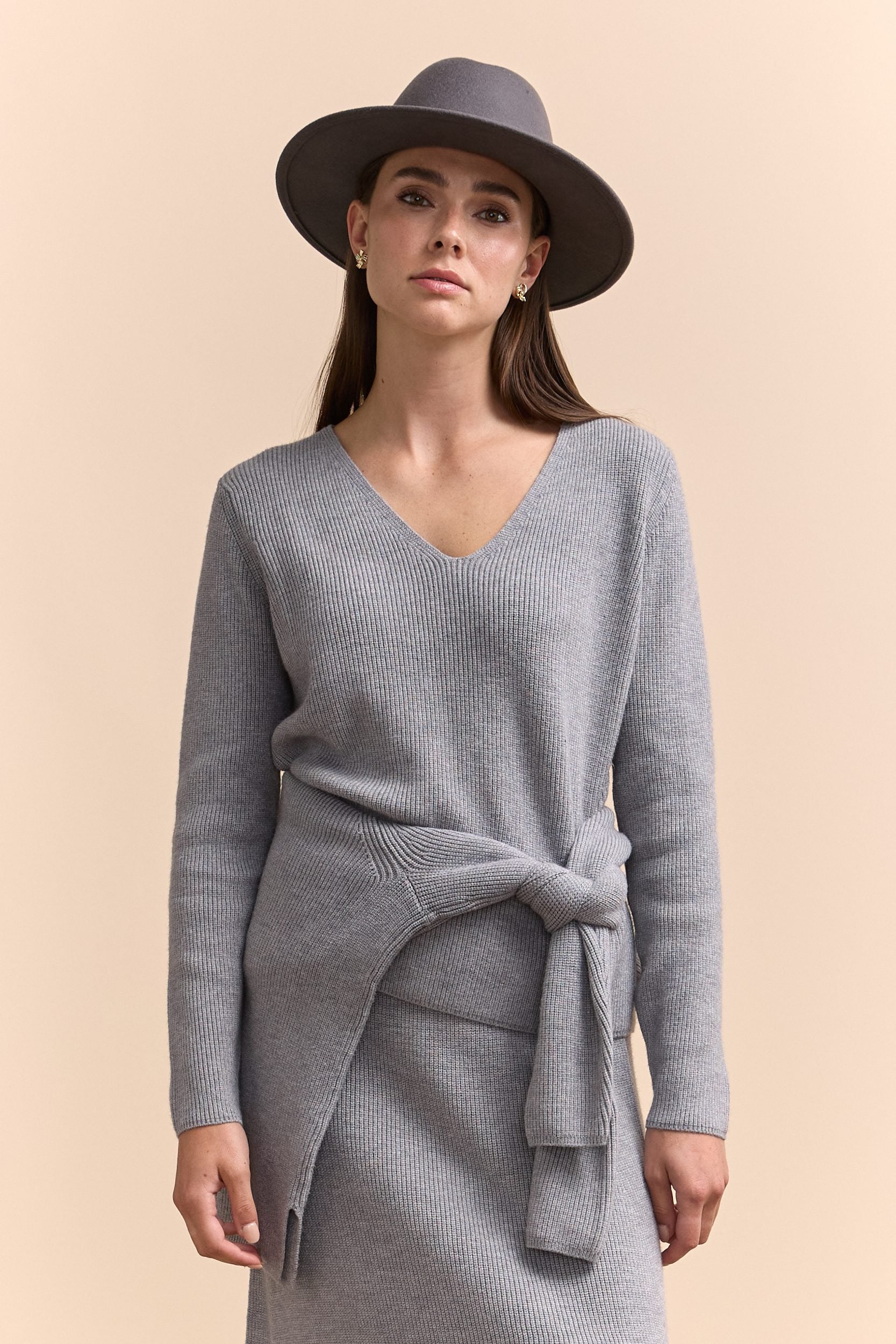 Pull à côtes et col en V