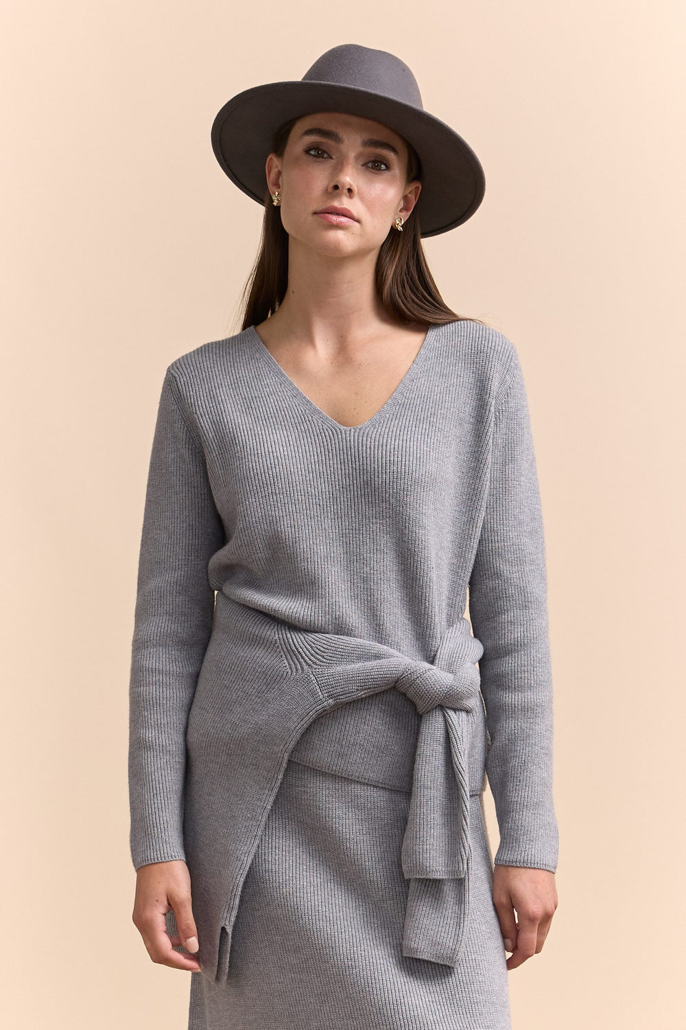Pull à côtes et col en V