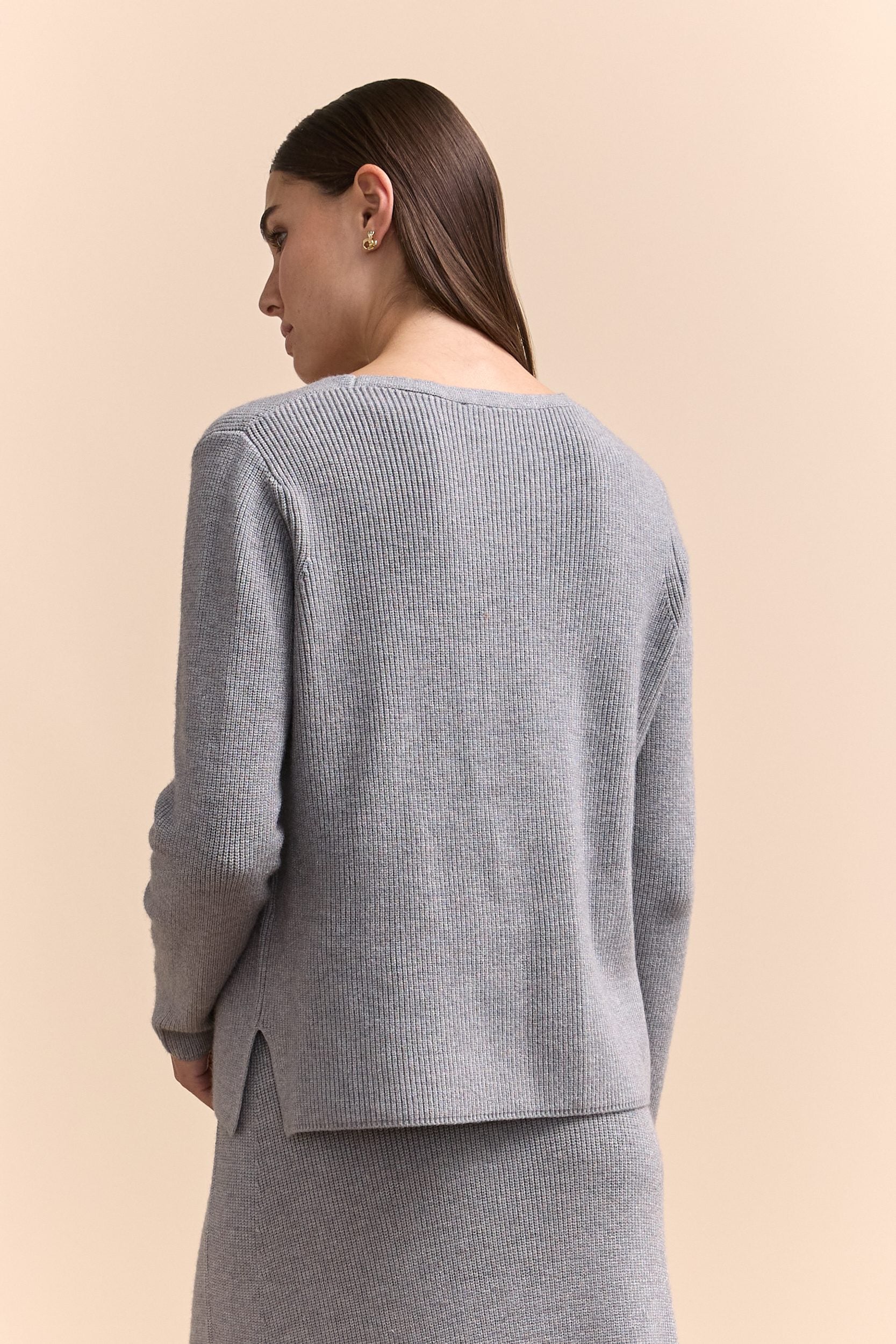 Pull à côtes et col en V