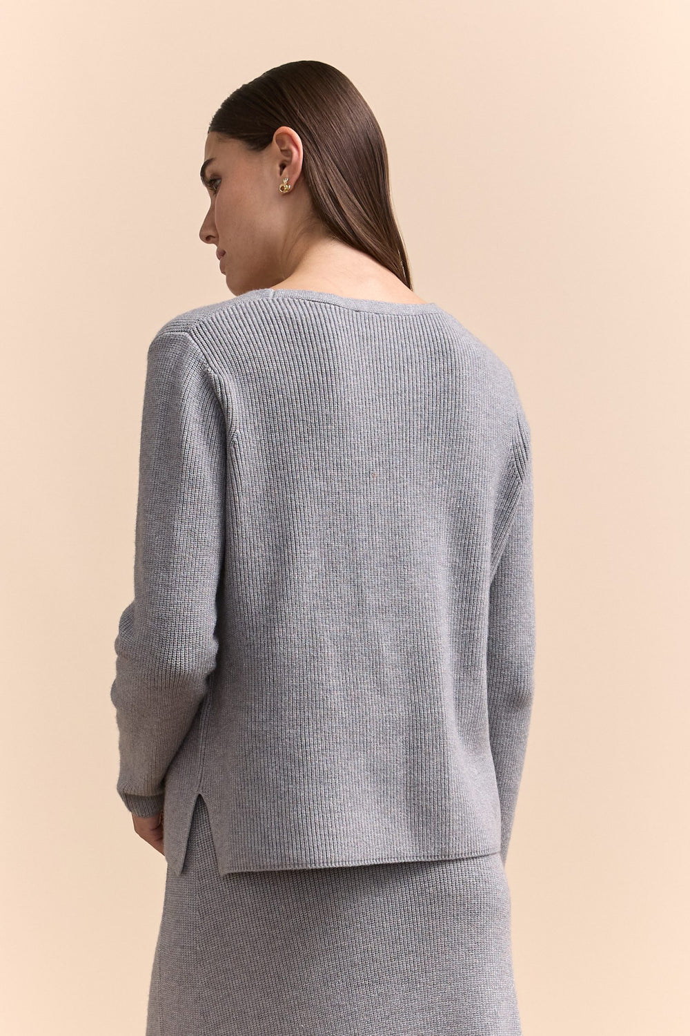 Pull à côtes et col en V