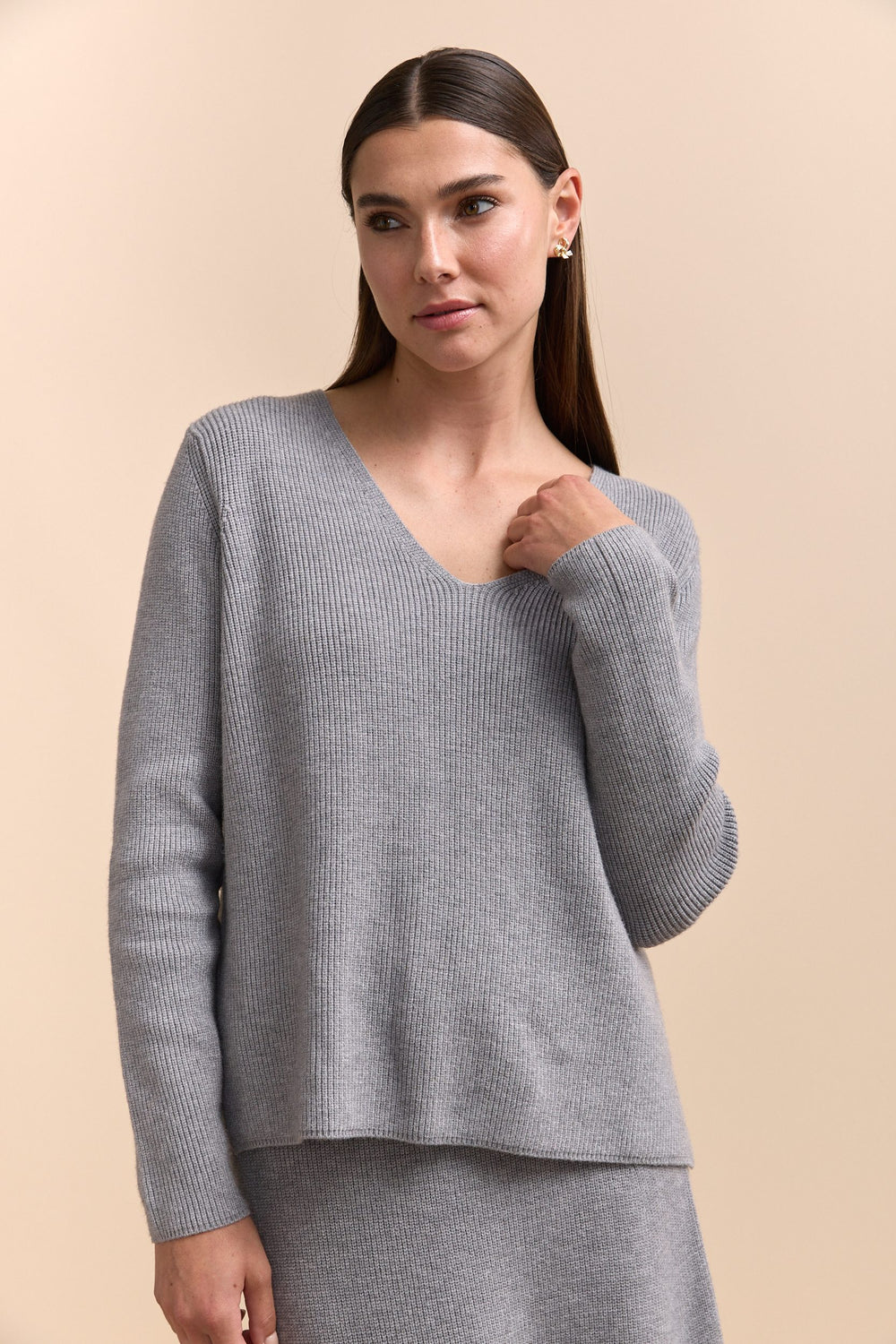 Pull à côtes et col en V