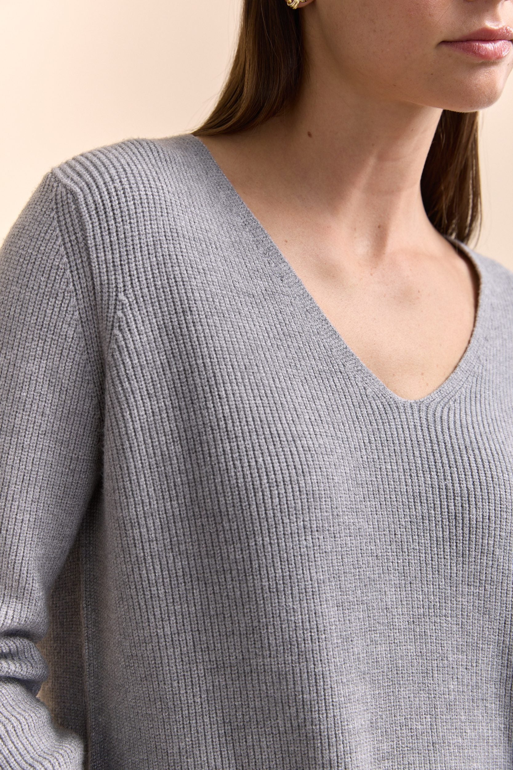 Pull à côtes et col en V