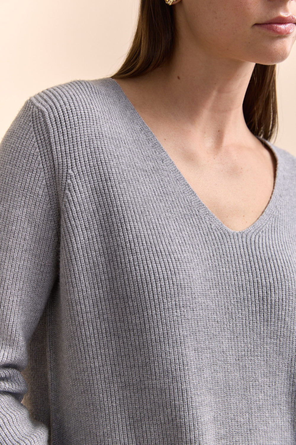 Pull à côtes et col en V