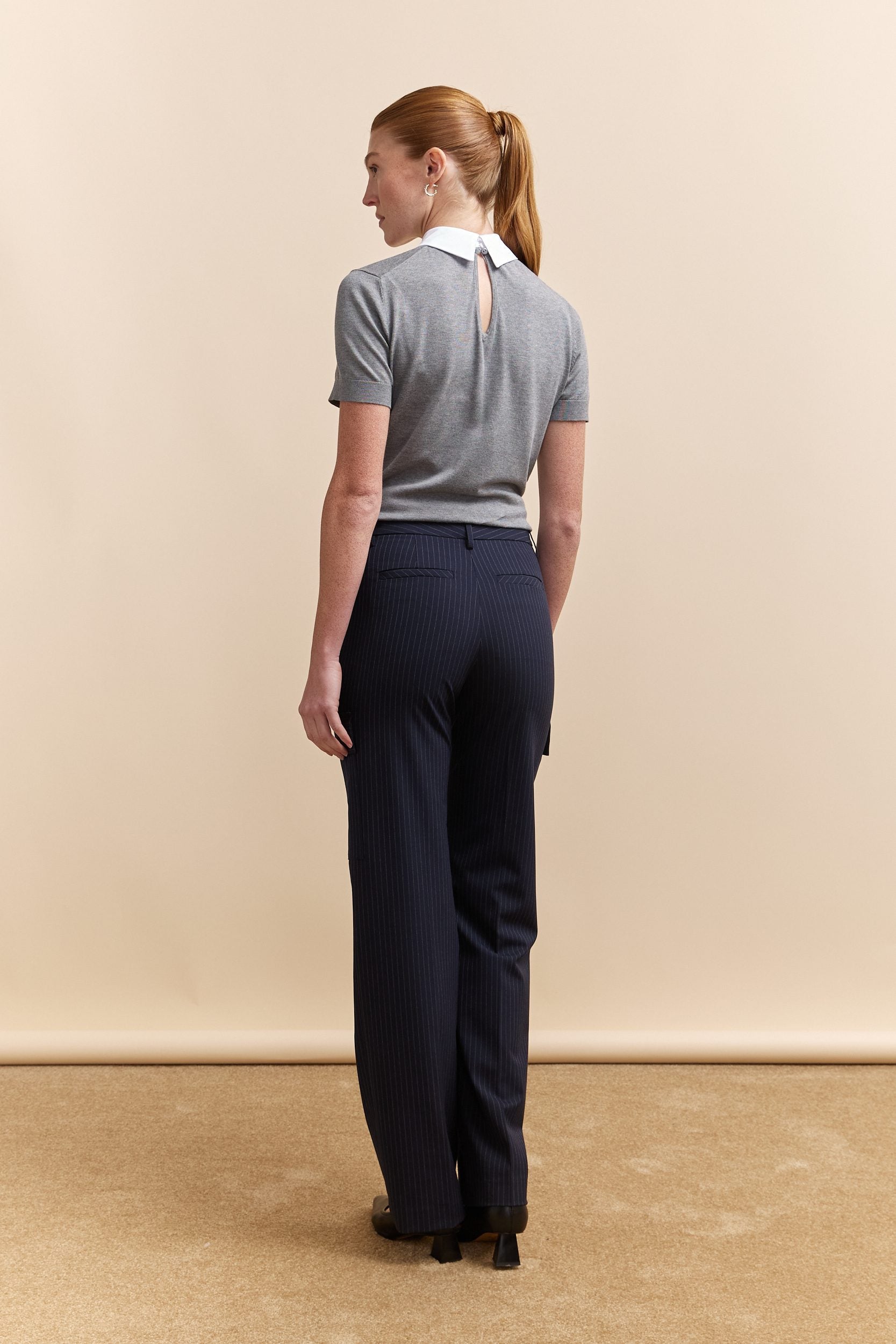 Pantalon cargo à fines rayures