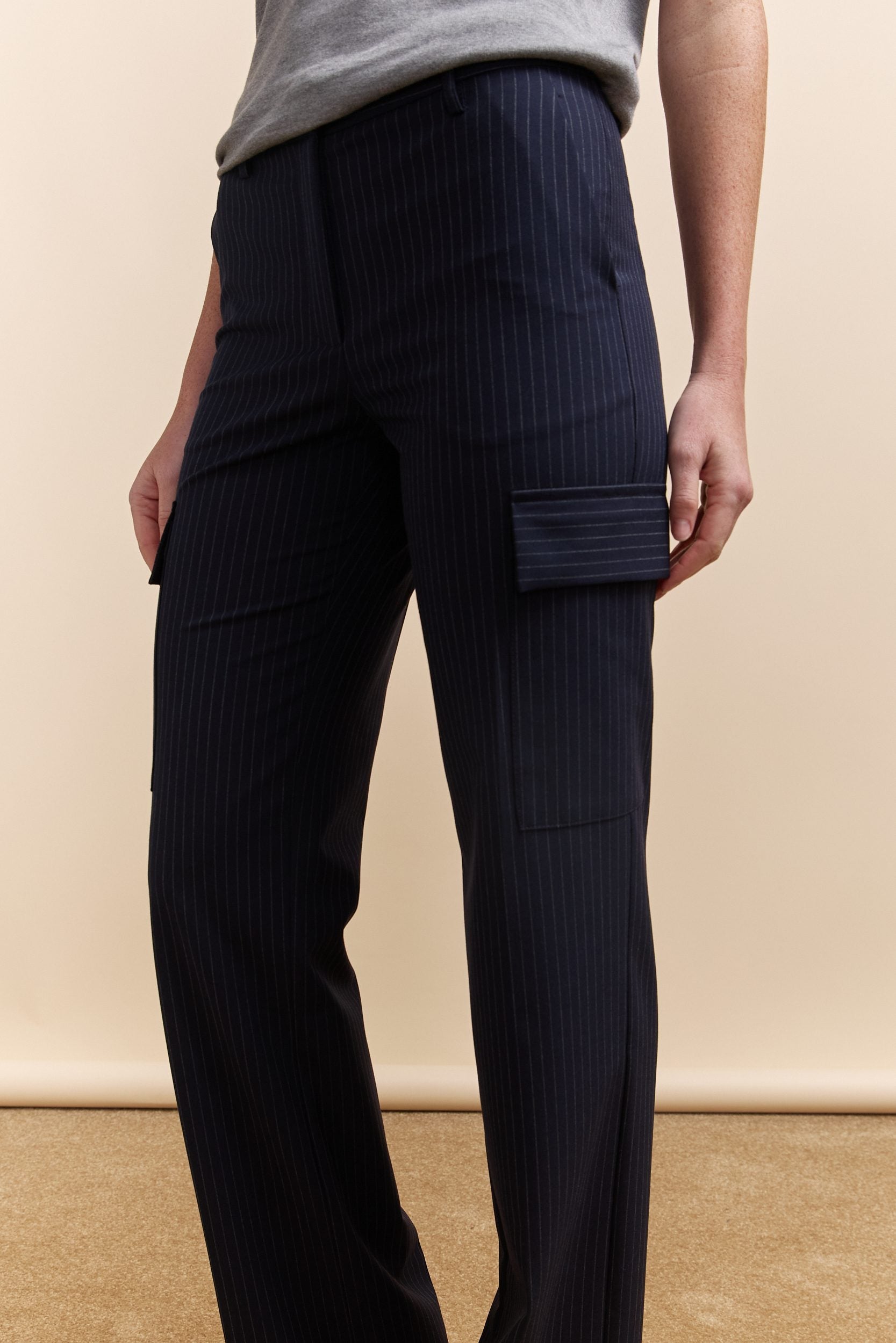 Pantalon cargo à fines rayures