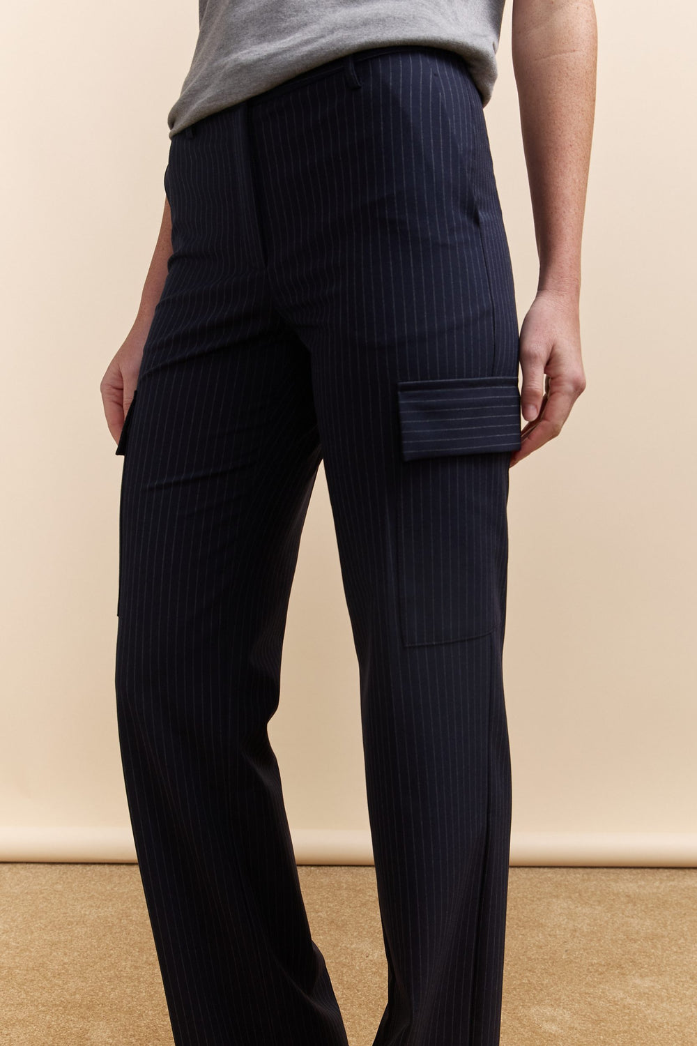 Pantalon cargo à fines rayures