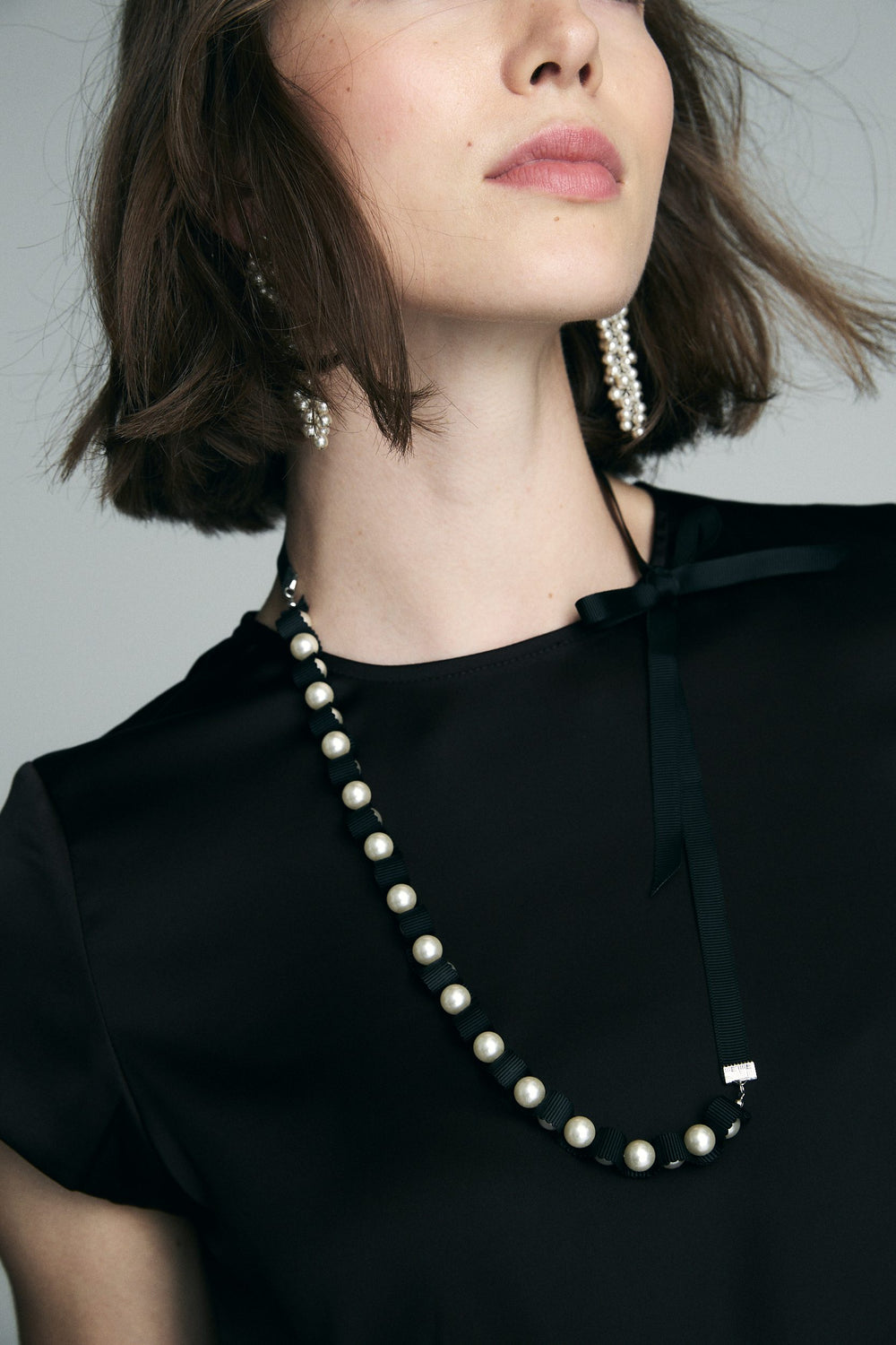 Collier de perles avec ruban noir