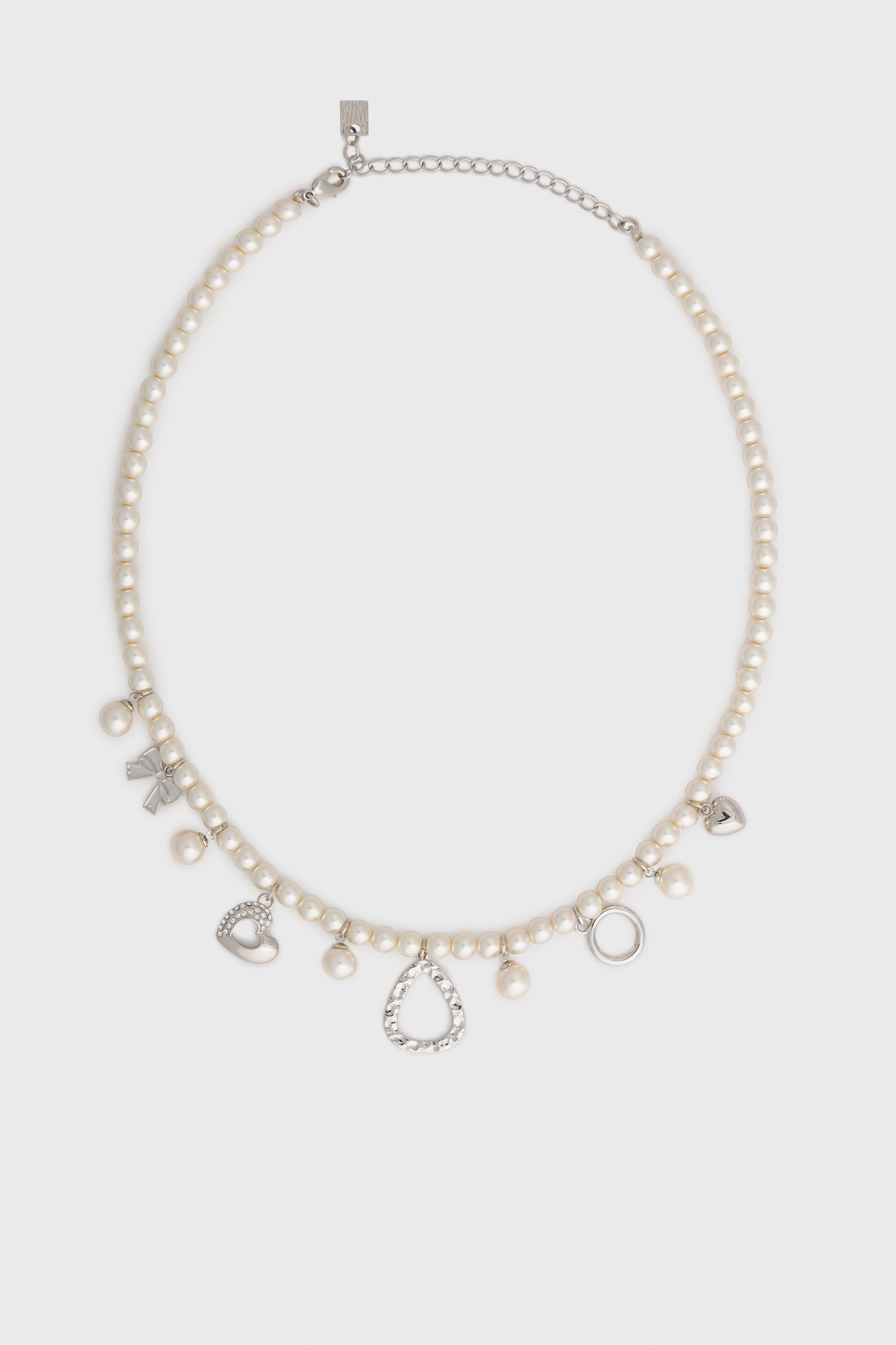 Collier de perles avec breloques