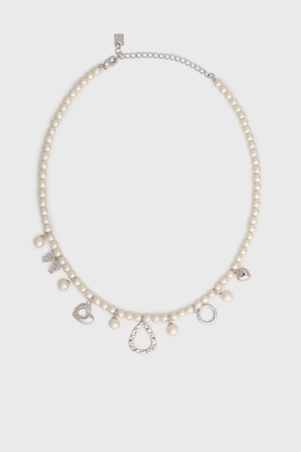 Collier de perles avec breloques