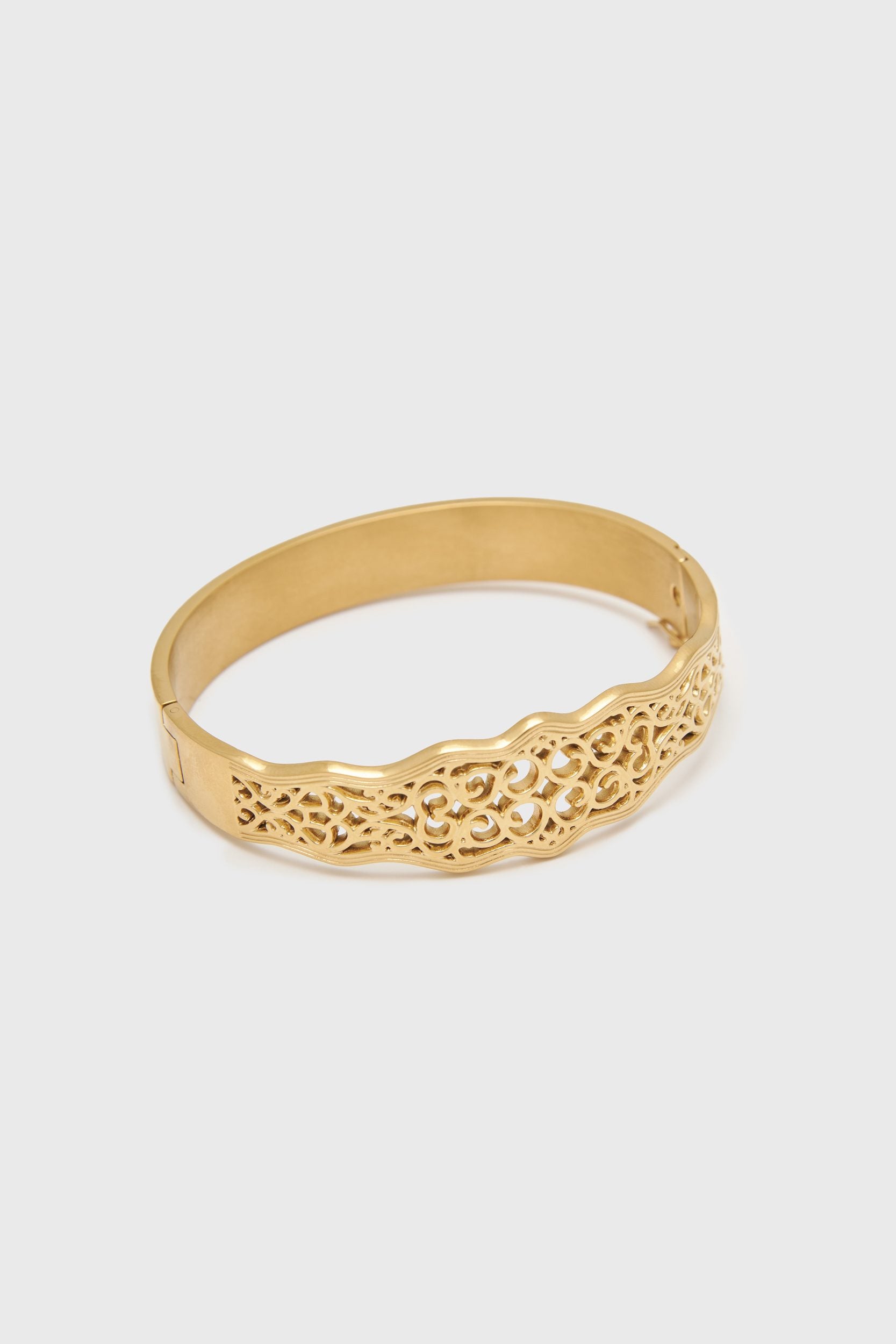 Metal bangle with cutout