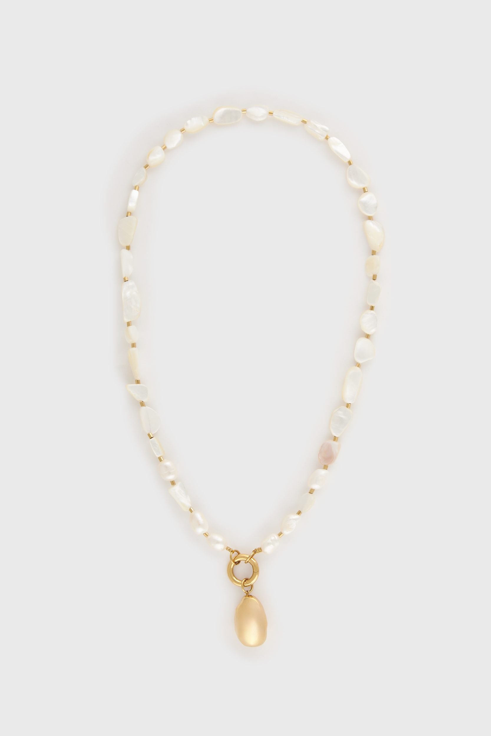 Pearl necklace with golden pendant