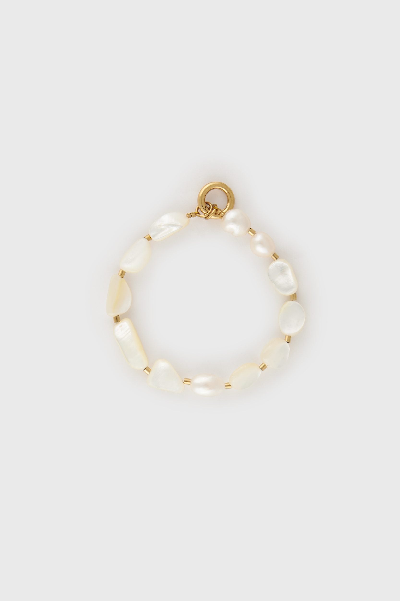 Pearl bracelet with golden detail