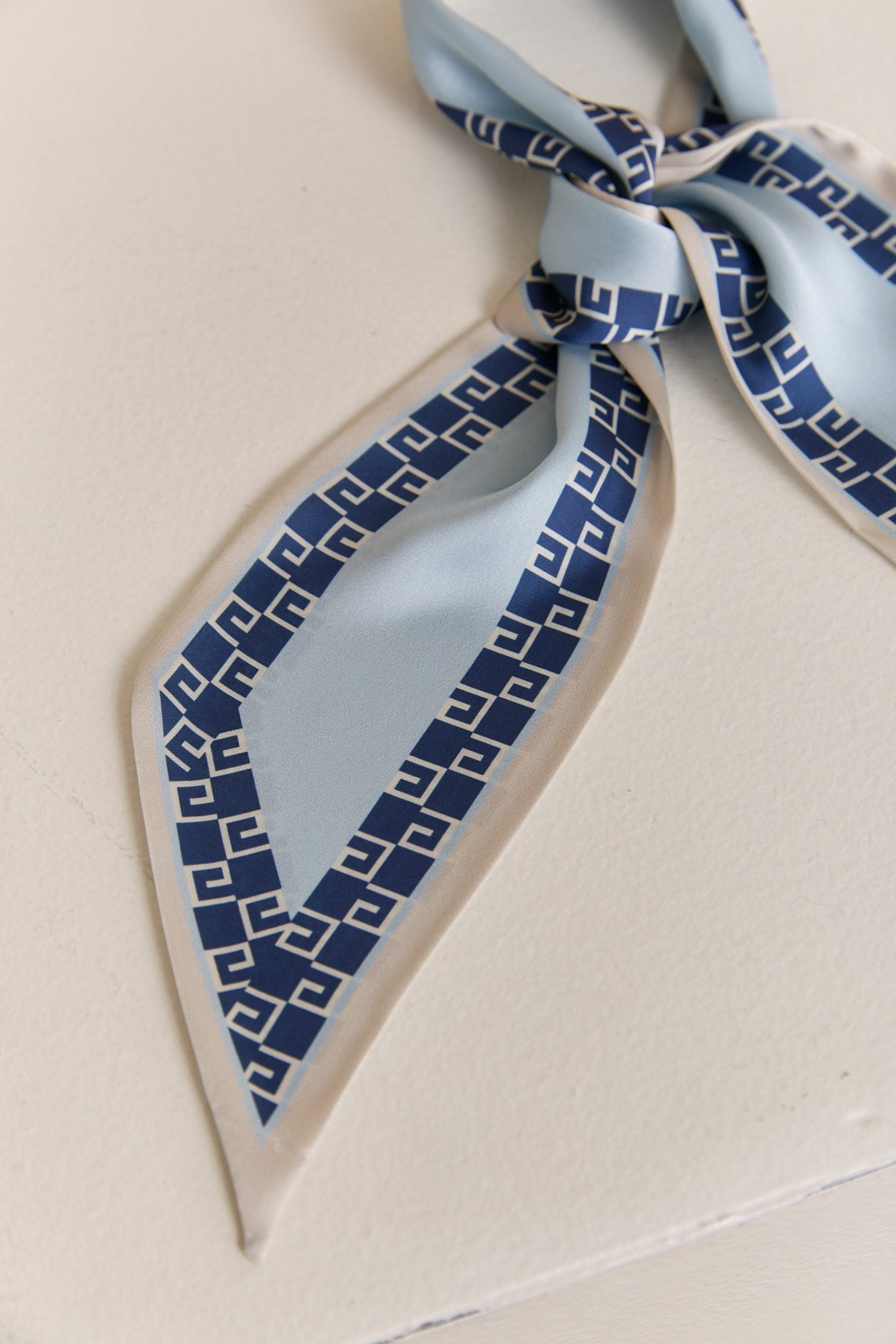 Foulard multi-motifs