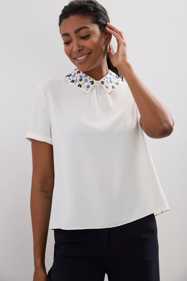 Embroidered collar blouse with buttons on the back