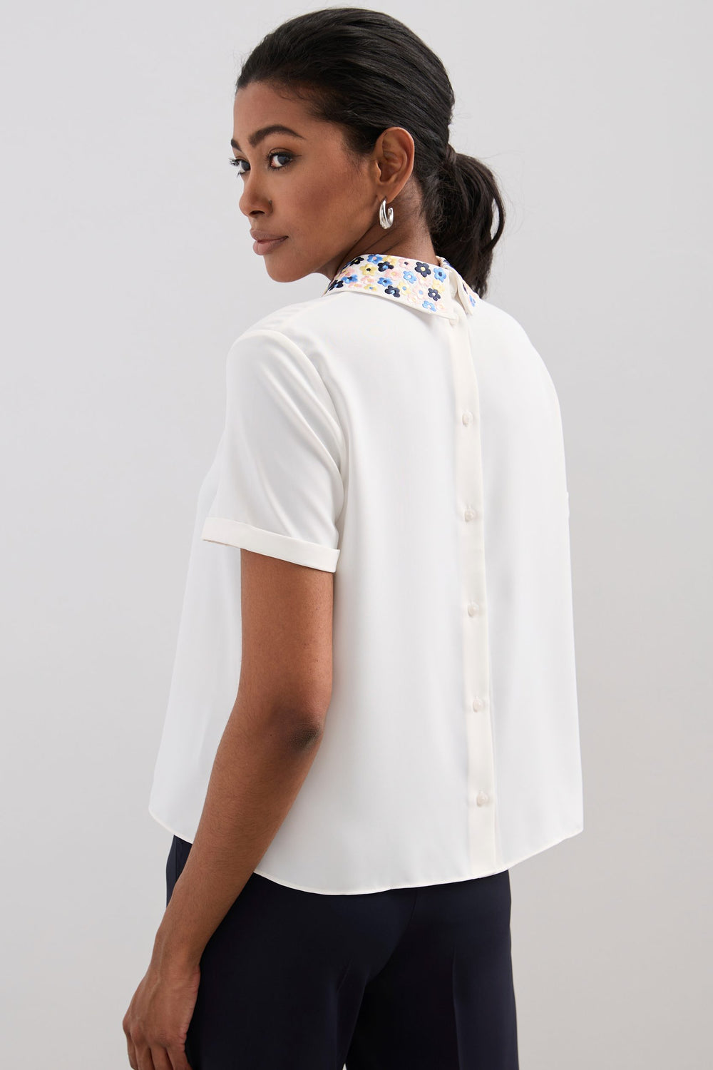 Blouse à col brodé avec boutons au dos