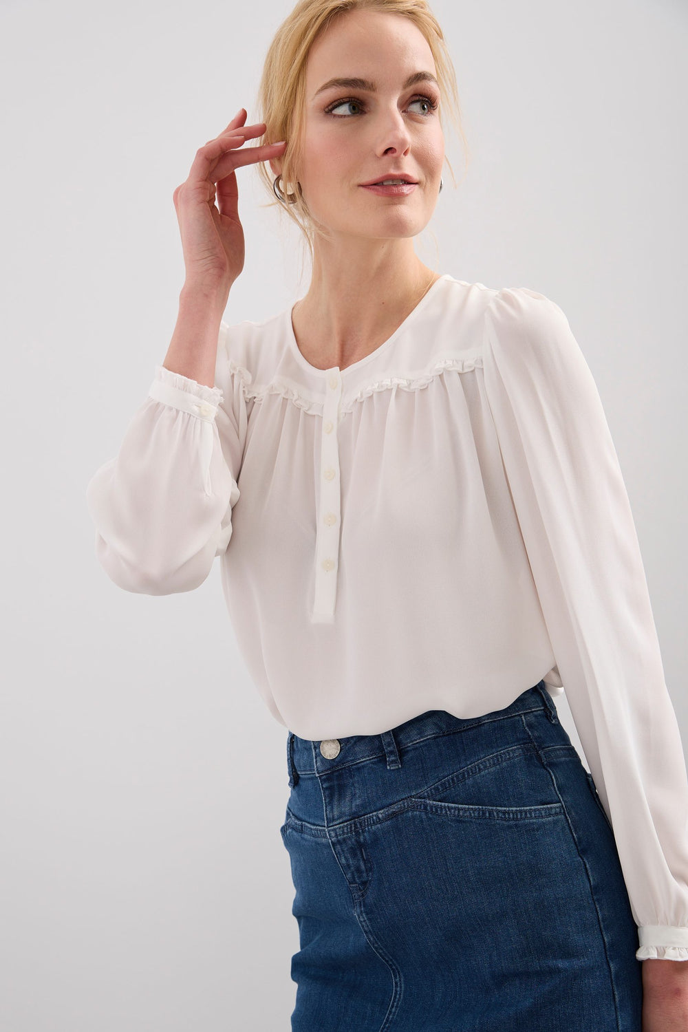 Blouse à volants et boutons à l'avant