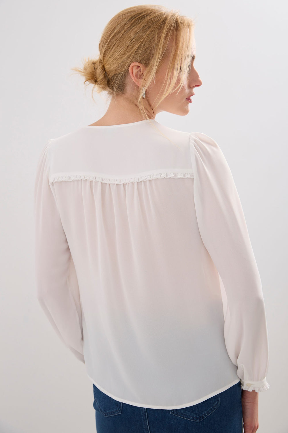 Blouse à volants et boutons à l'avant