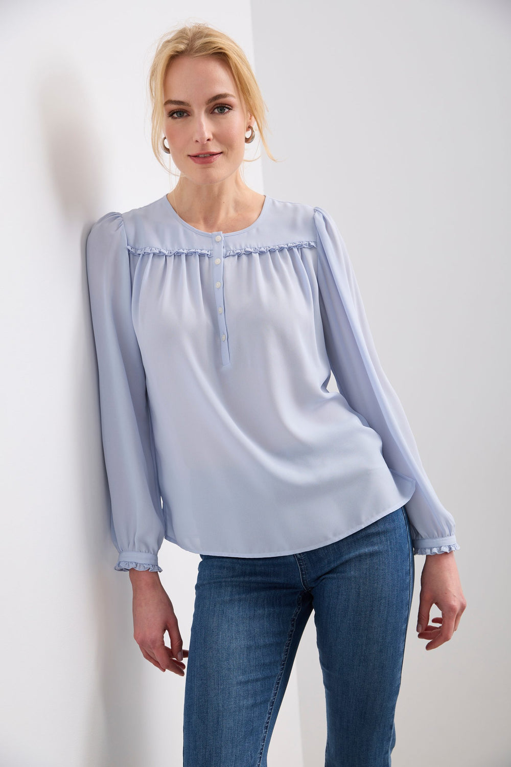 Blouse à volants et boutons à l'avant