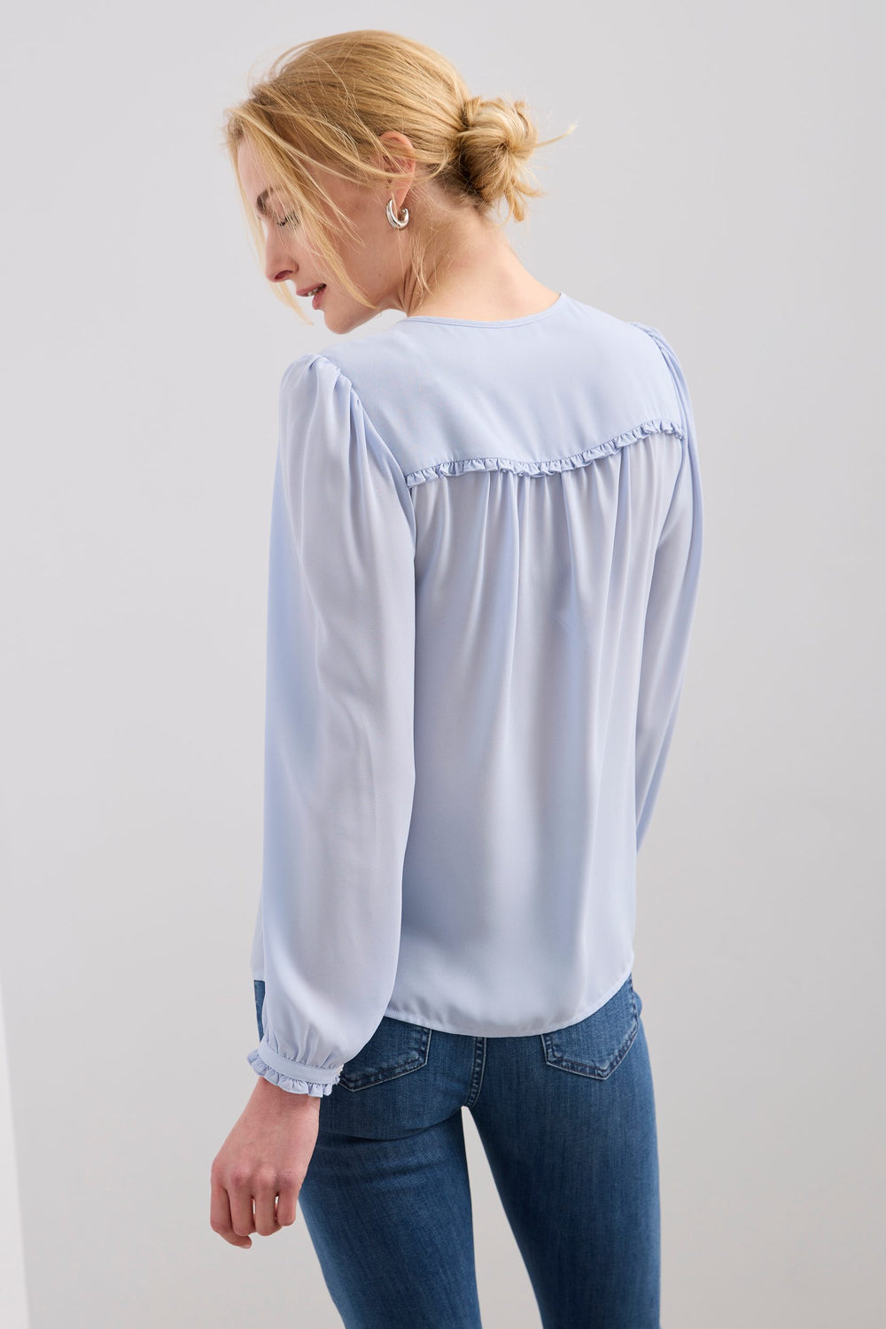 Blouse à volants et boutons à l'avant