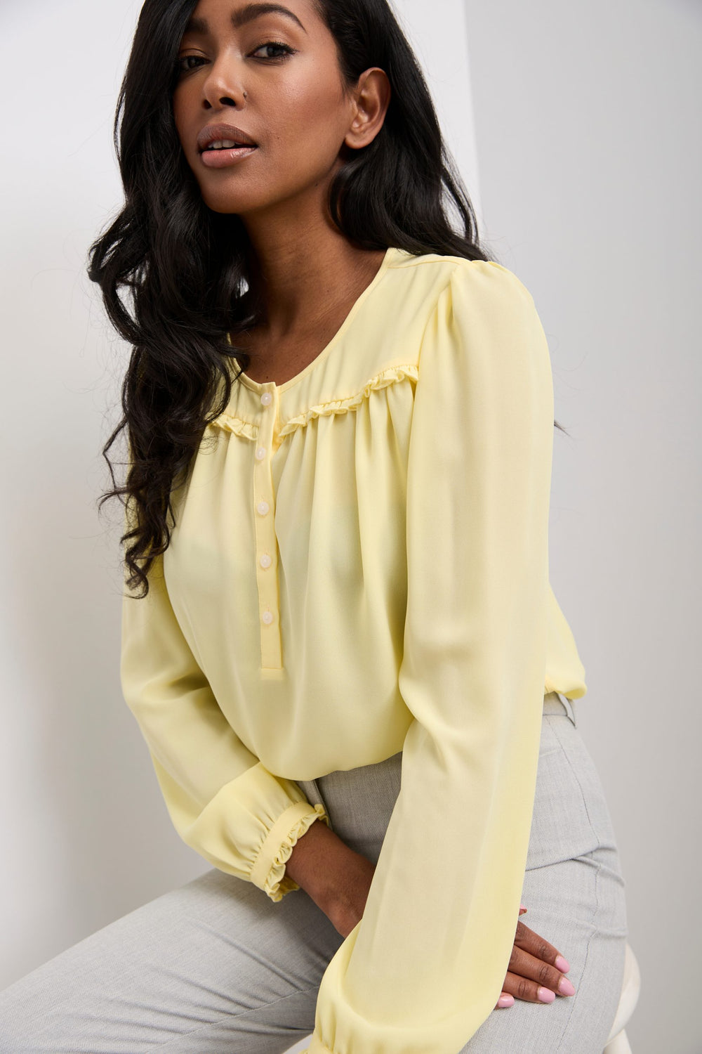 Blouse à volants et boutons à l'avant