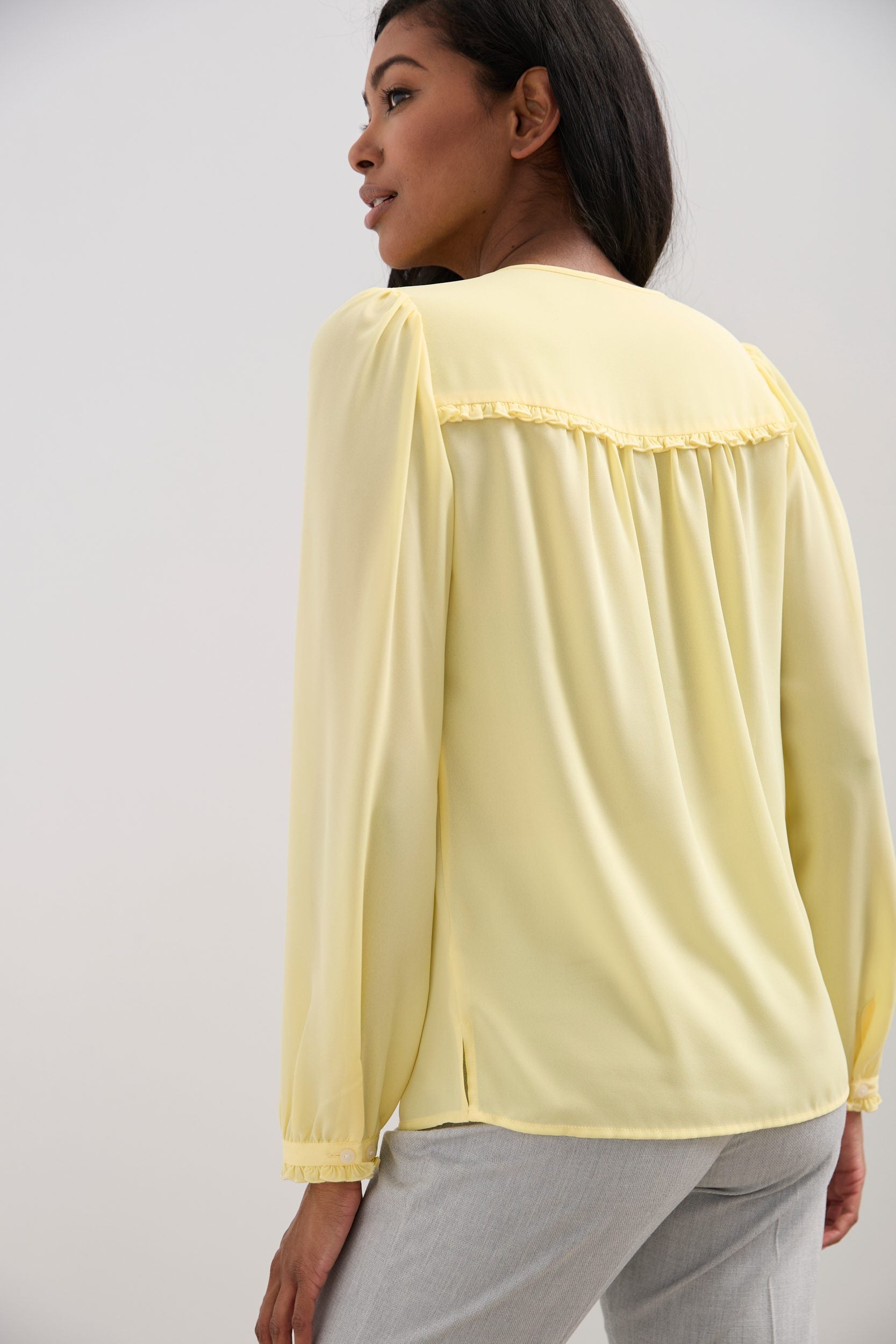 Blouse à volants et boutons à l'avant
