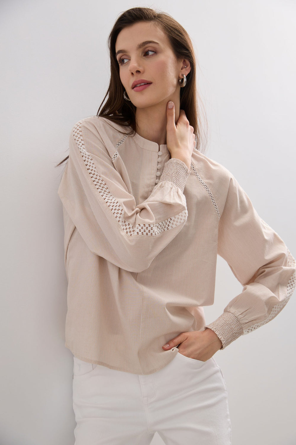 Blouse à manches bouffantes et détail en dentelles