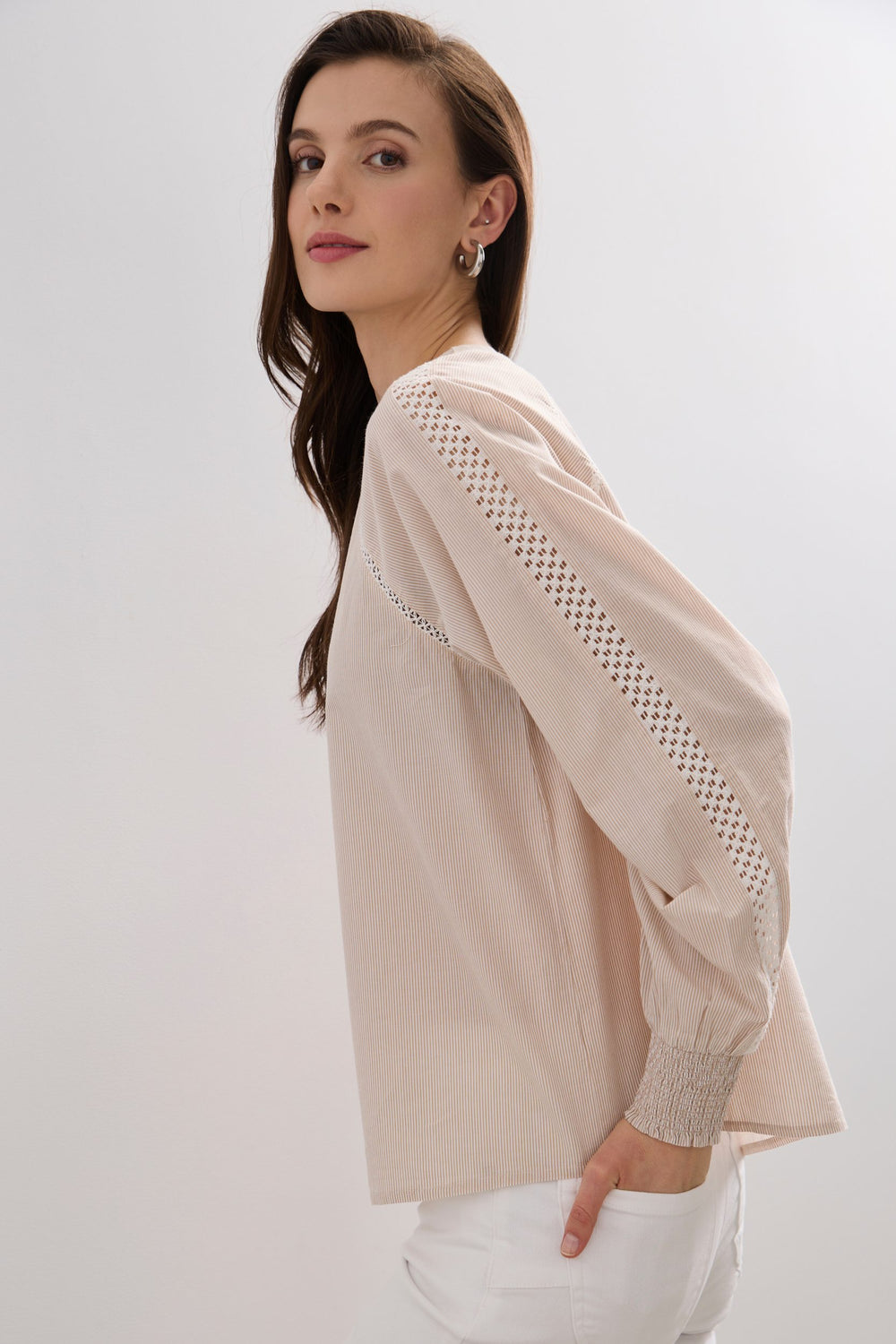 Blouse à manches bouffantes et détail en dentelles