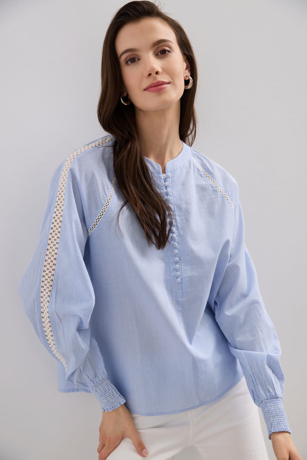 Blouse à manches bouffantes et détail en dentelles