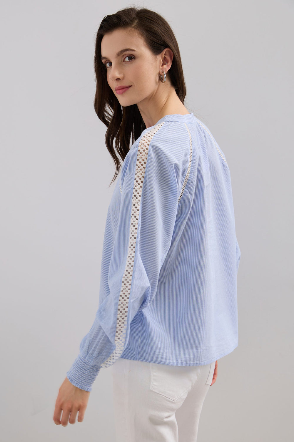 Blouse à manches bouffantes et détail en dentelles