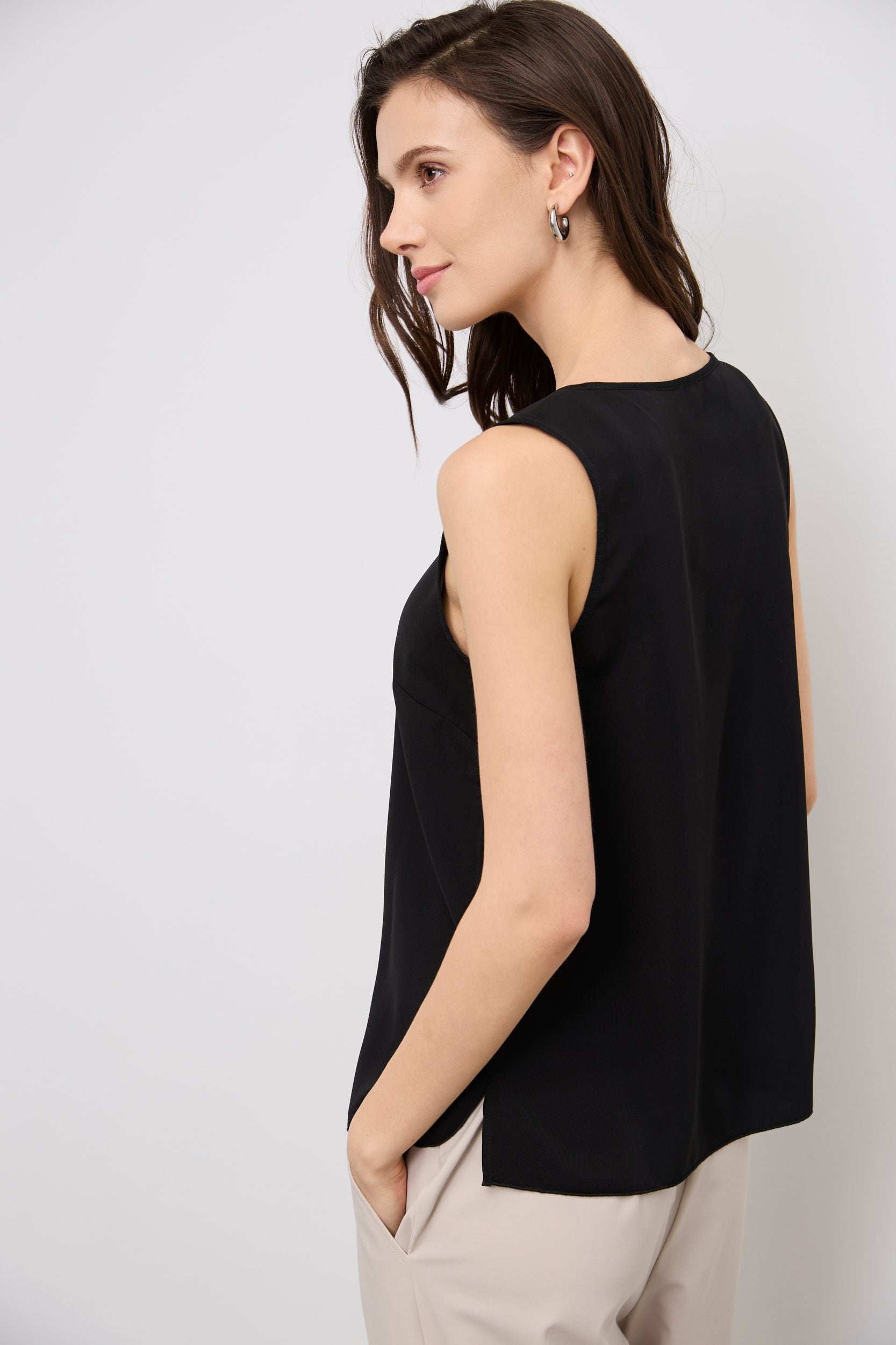 Sleeveless scoop neck top