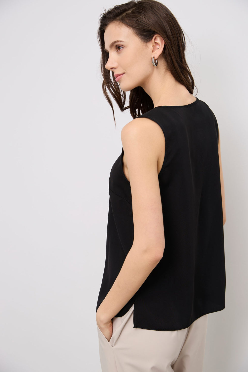 Sleeveless scoop neck top