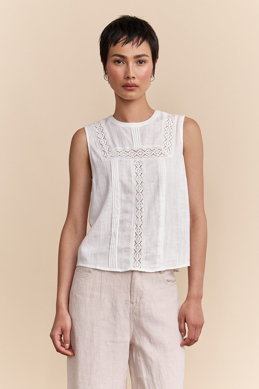 Sleeveless top with lace