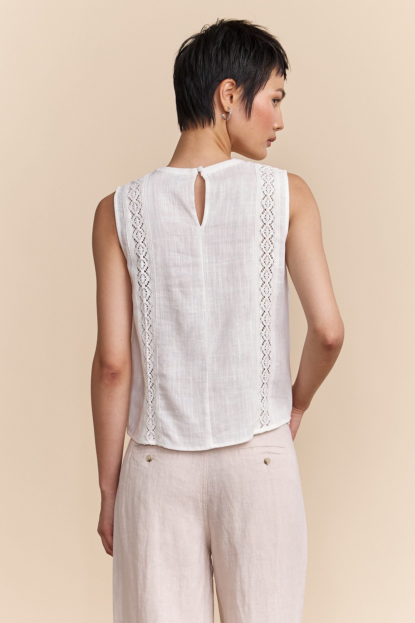 Sleeveless top with lace