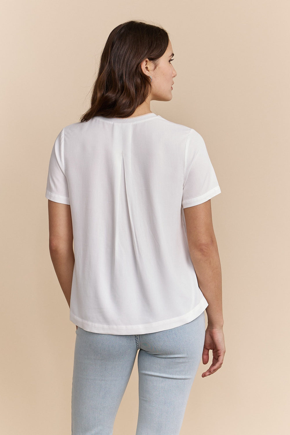 Loose-fitting top with neck detail