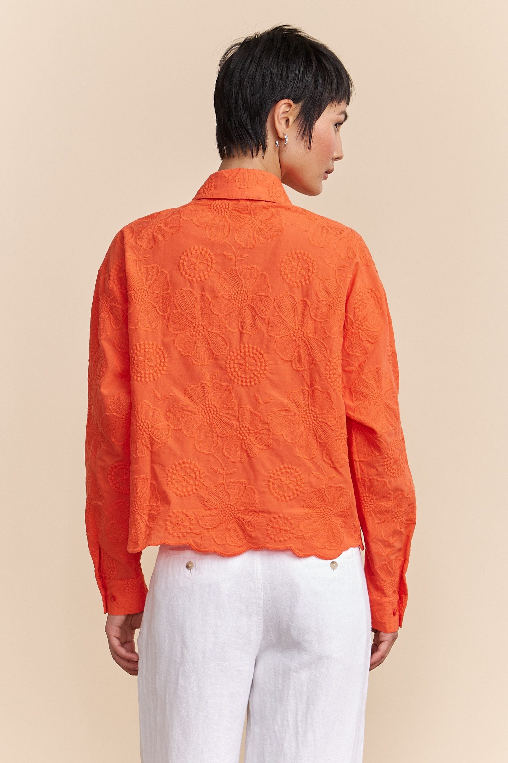 Chemisier écourté avec broderie florale
