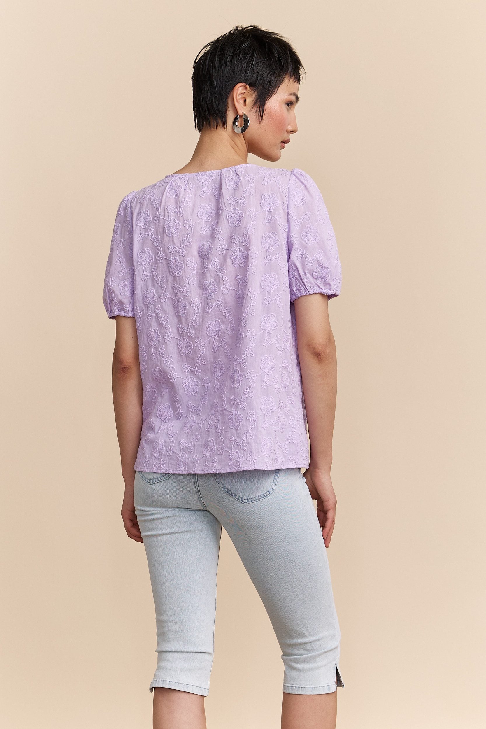 Blouse à manches bouffantes en broderie