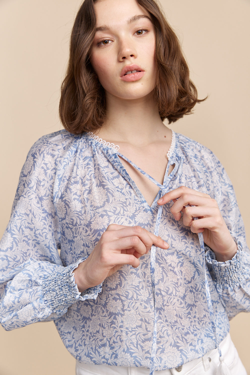 Blouse semi-transparente avec imprimé floral