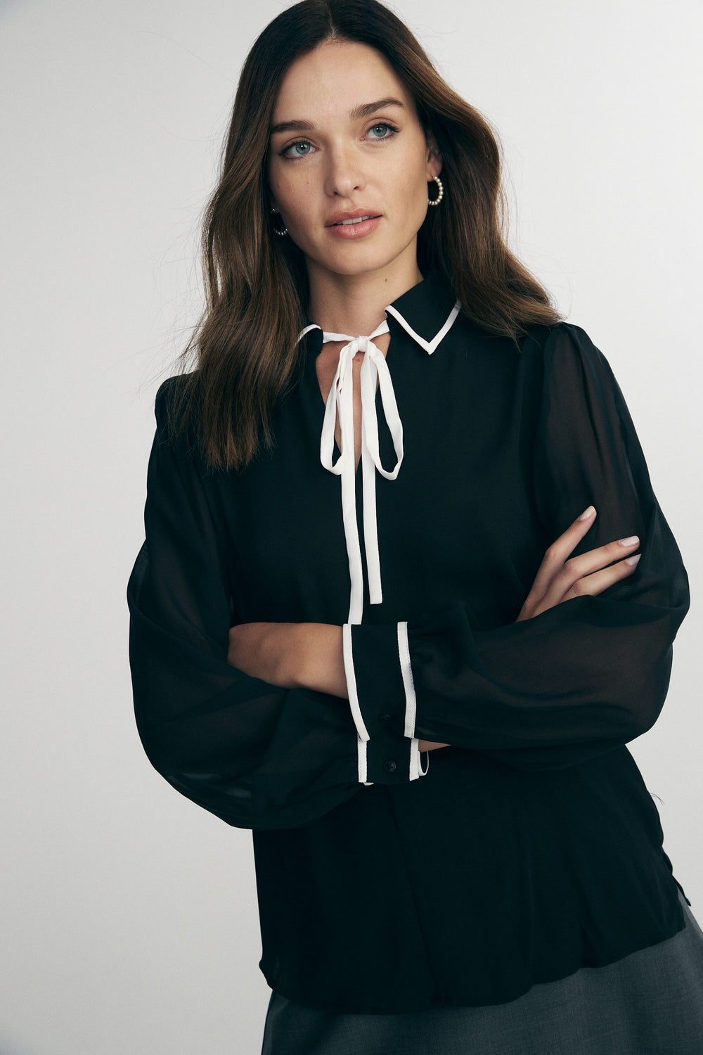 Puffy sleeve blouse with tie