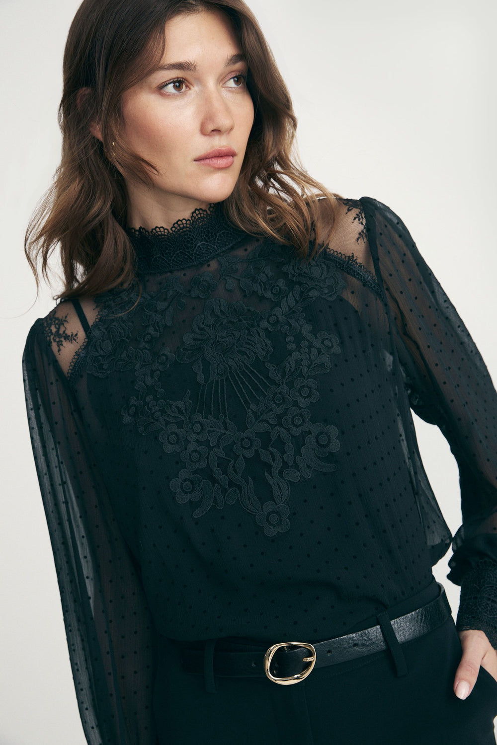 Blouse en dentelle à col montant