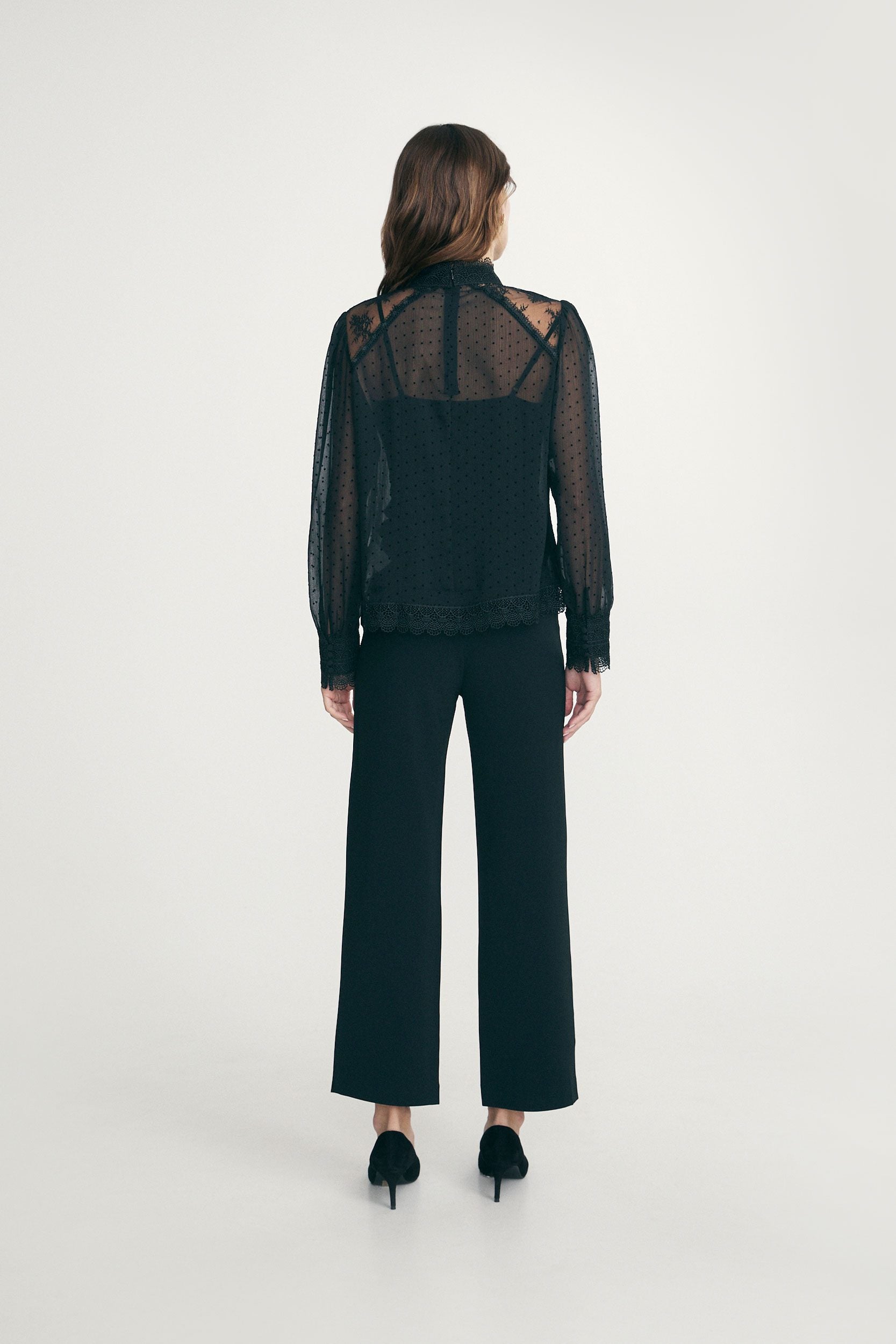 Blouse en dentelle à col montant