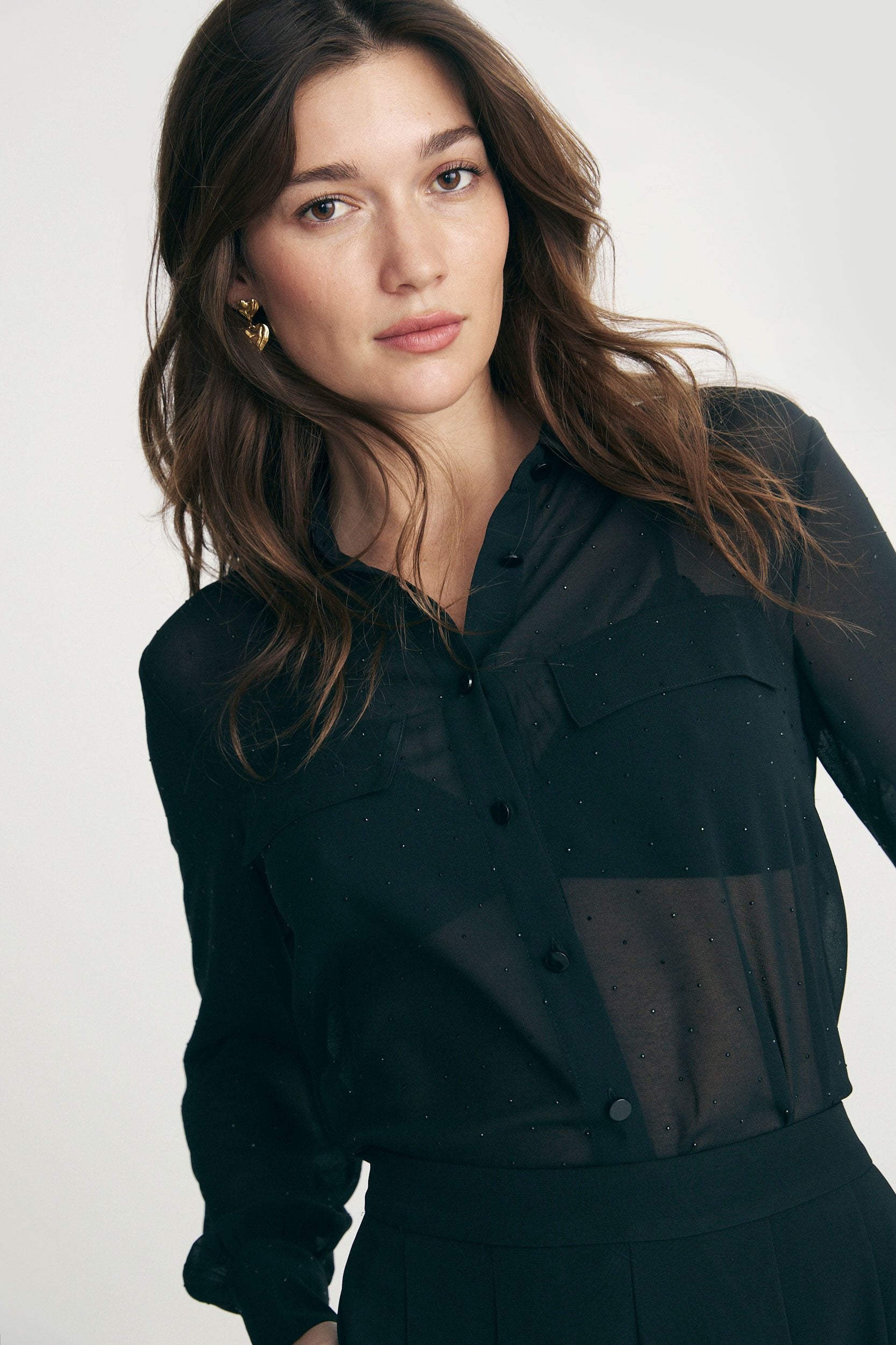 Blouse transparente ornée de strass