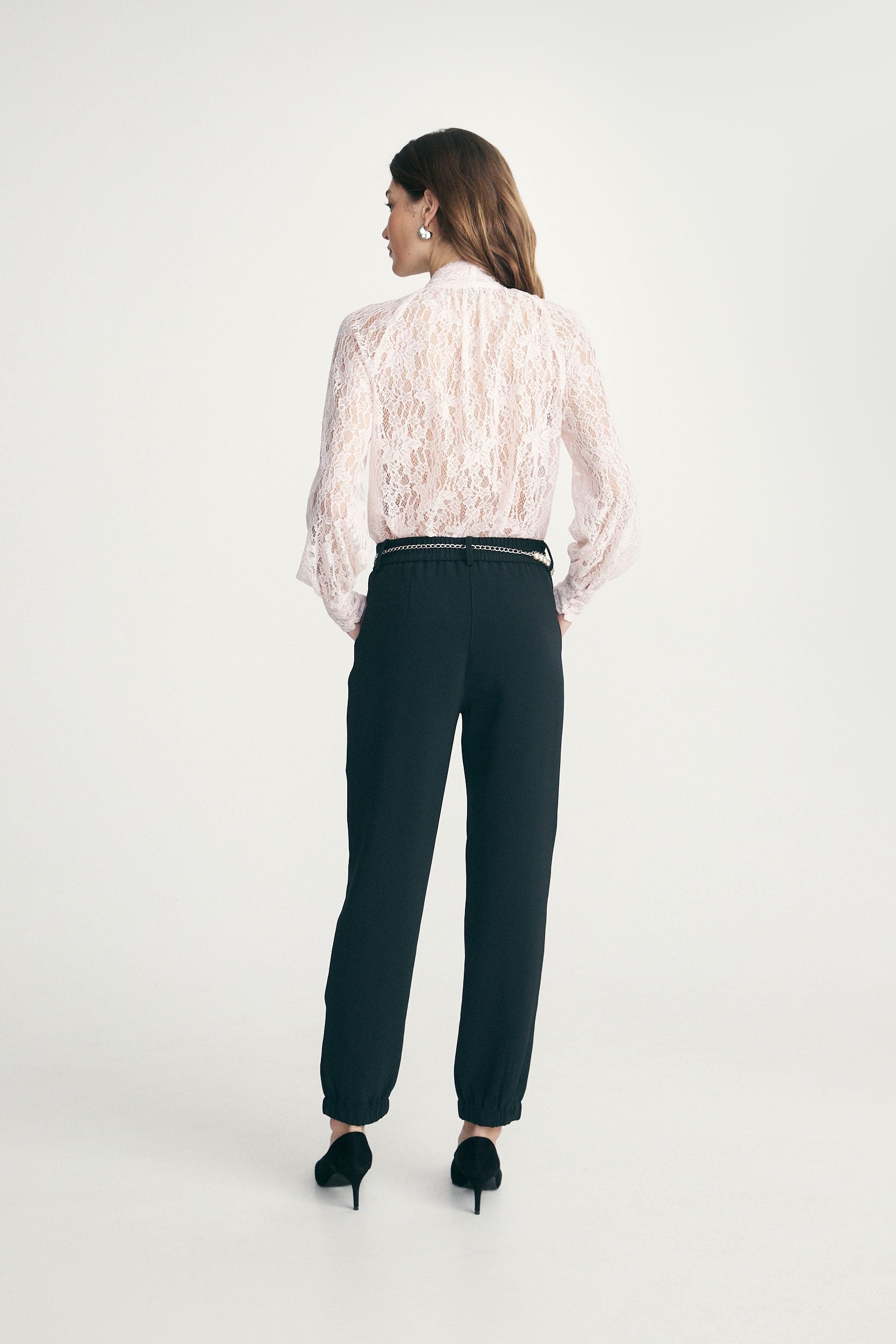 Blouse en dentelle à nœud lavallière