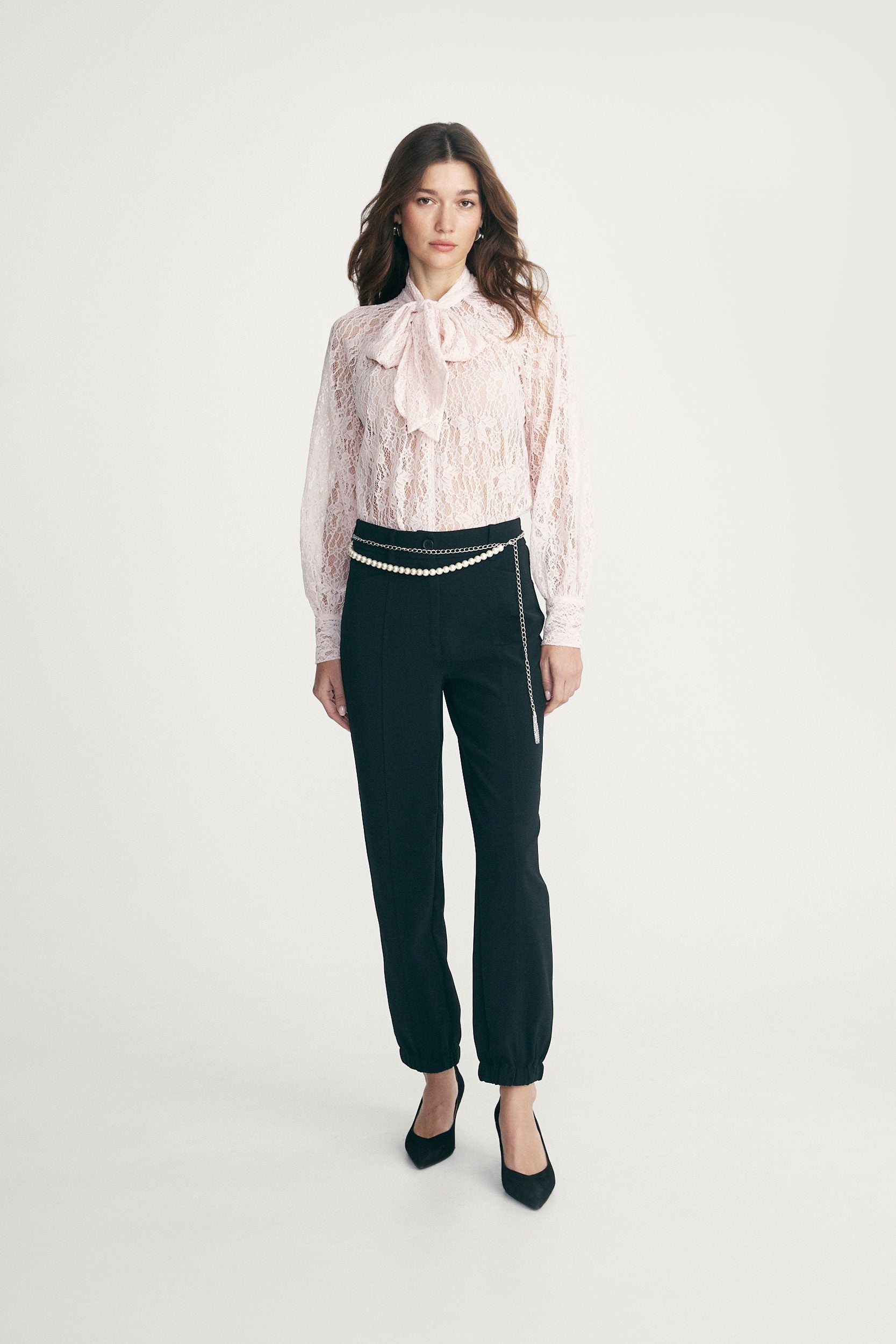 Blouse en dentelle à nœud lavallière