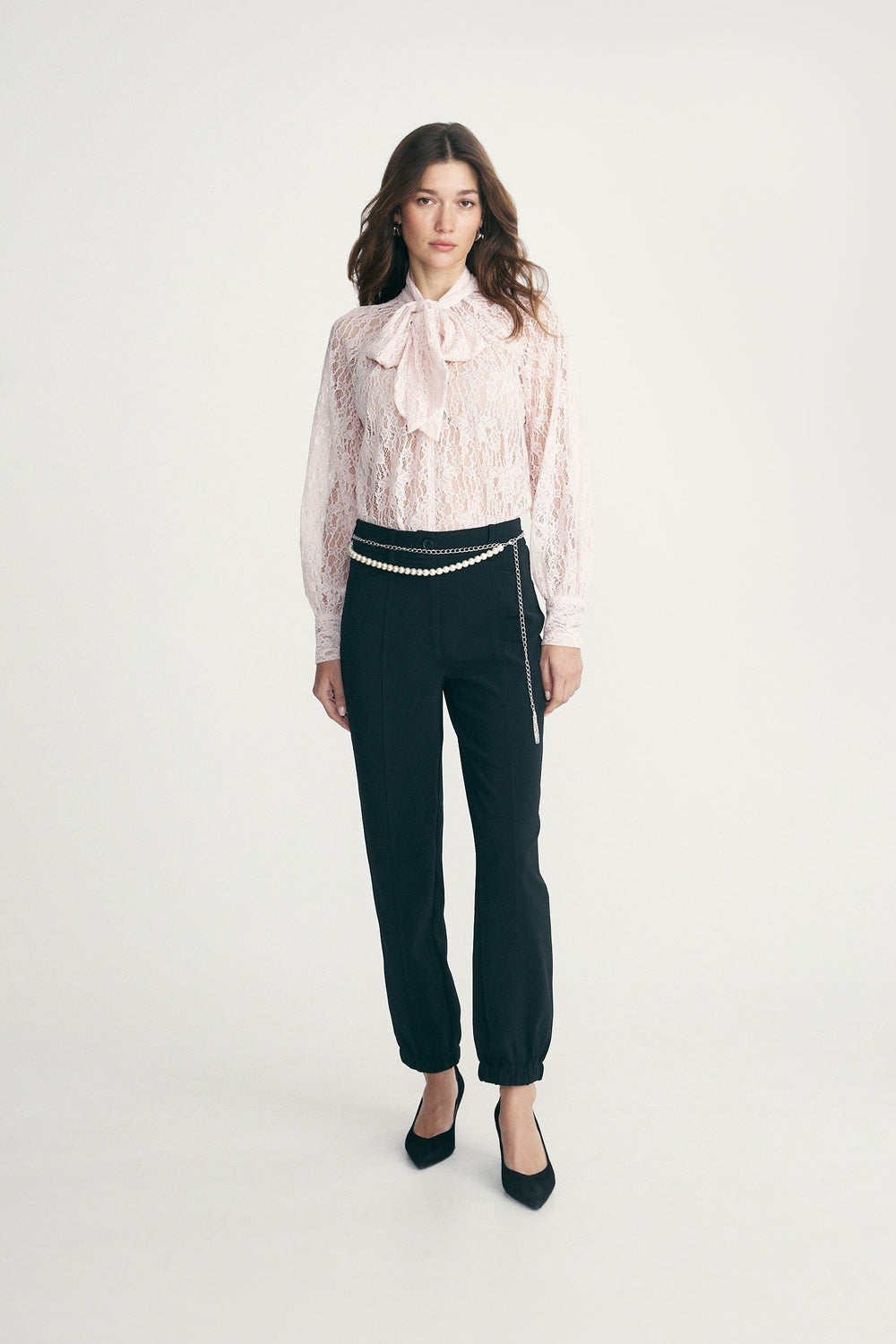 Blouse en dentelle à nœud lavallière