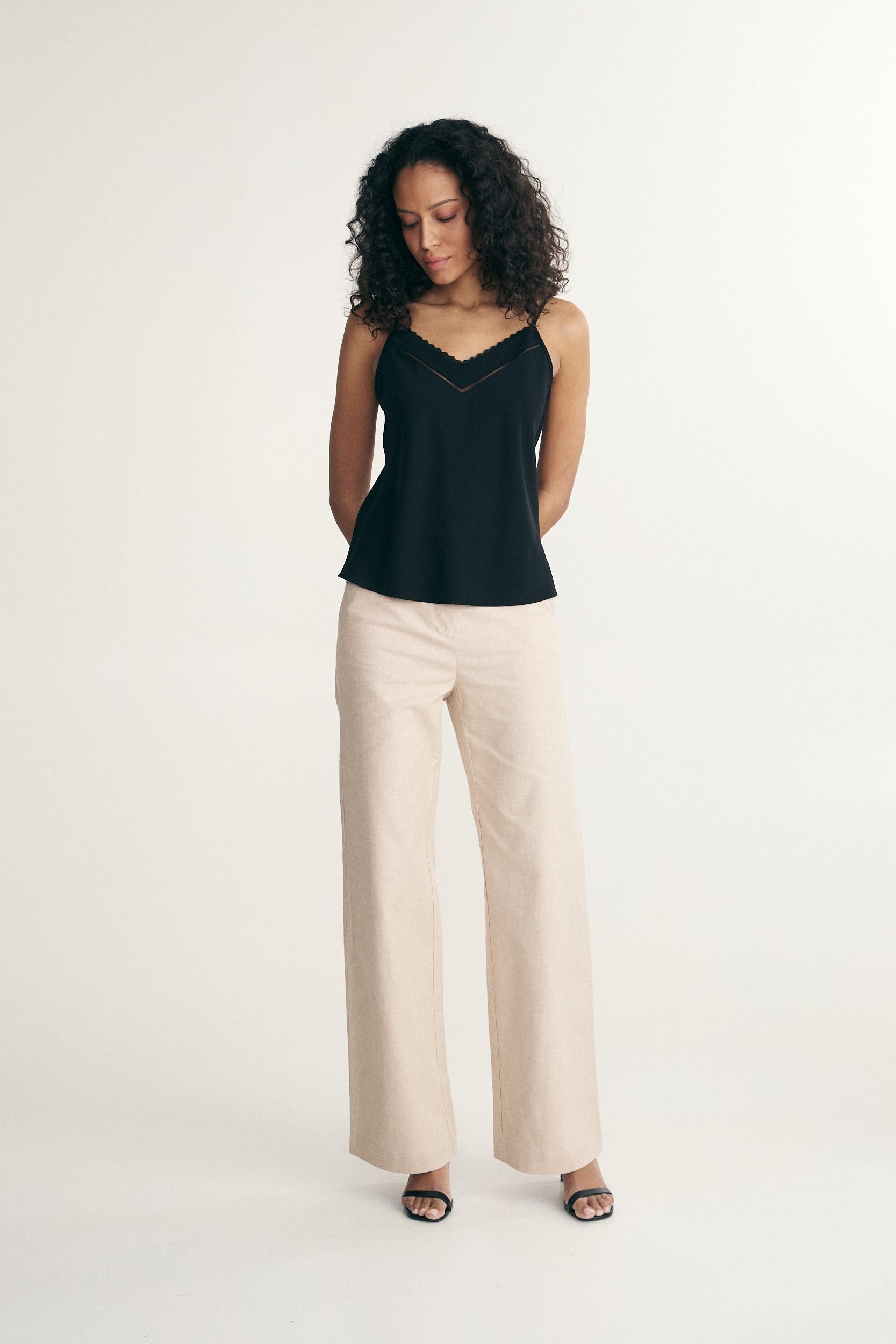 Haut avec détails en dentelle