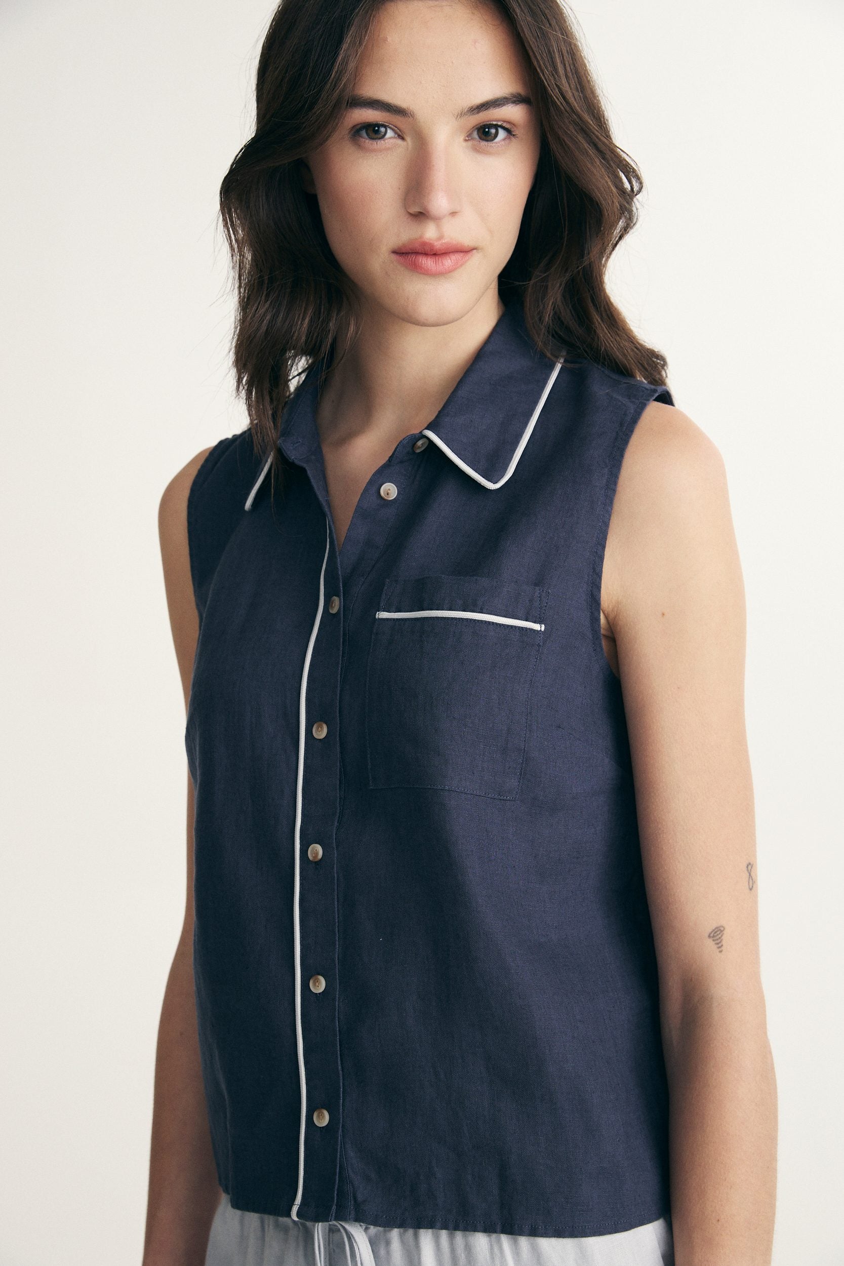 Sleeveless linen polo