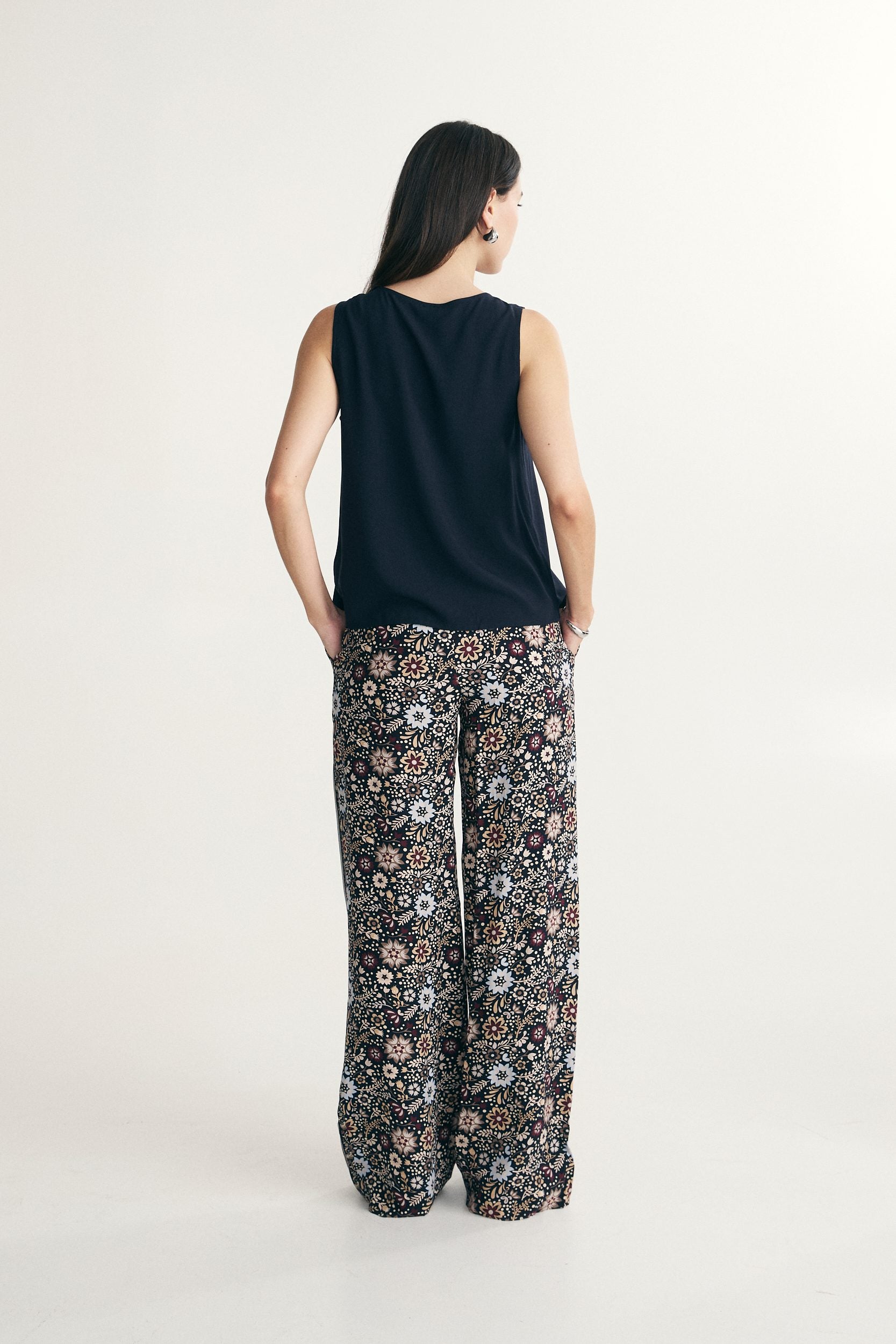 Sleeveless top with bows