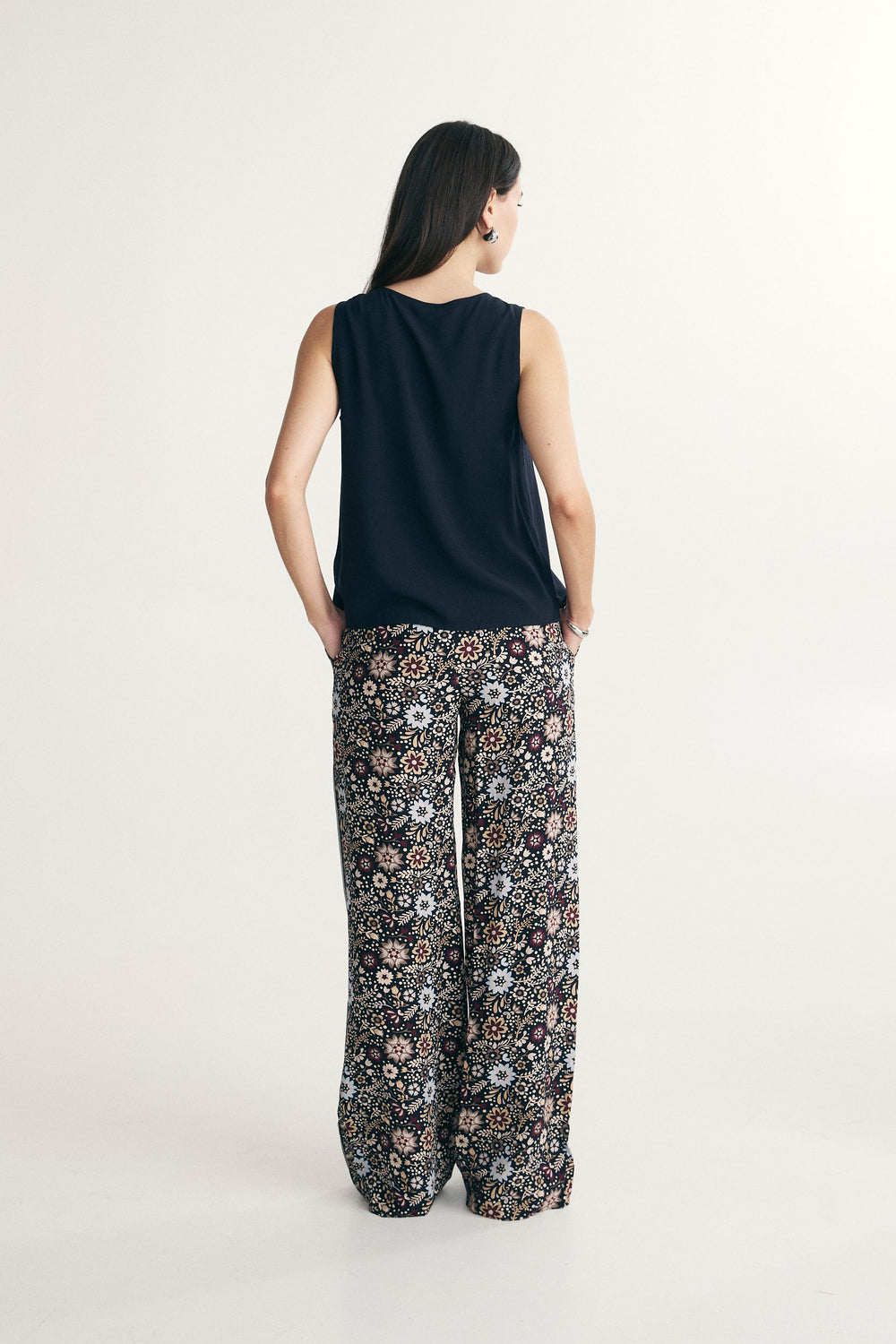 Sleeveless top with bows